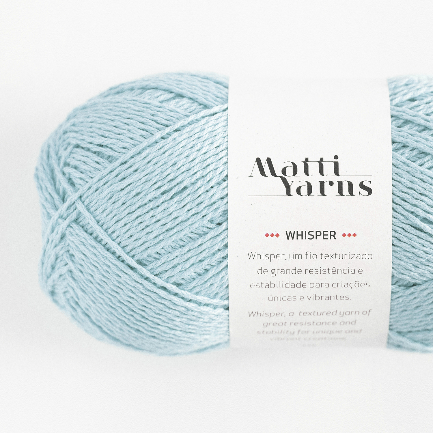 Novelo de fio azul claro com etiqueta branca da marca Matti Yarns whisper
