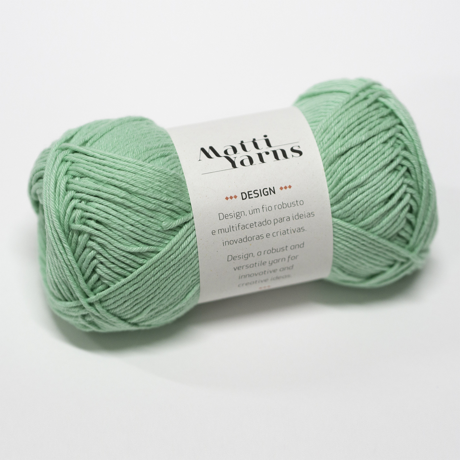 Novelo verde claro de fio Matti Yarns com etiqueta branca
