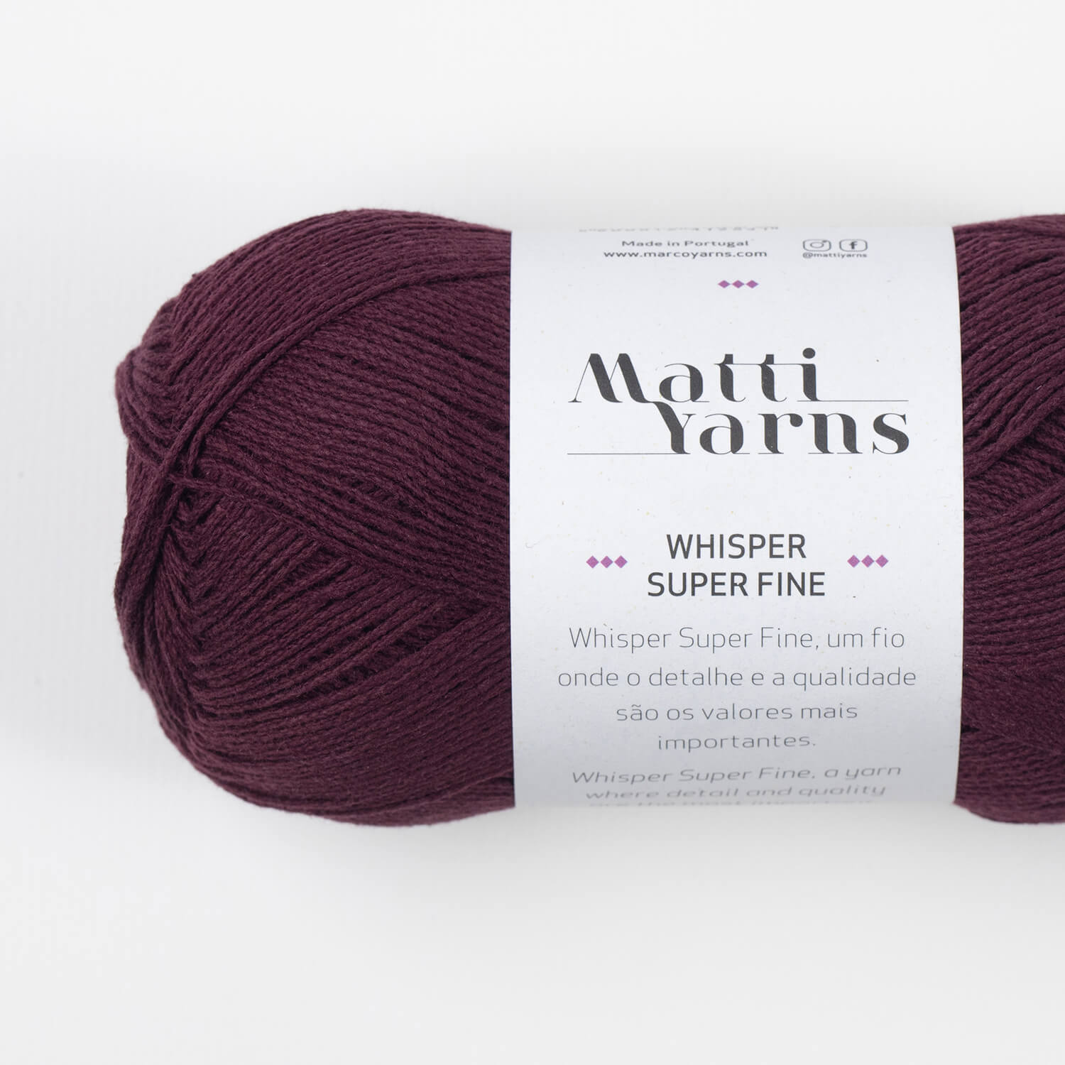 Novelo de lã roxo escuro Matti Yarns Whisper Super Fine com etiqueta branca