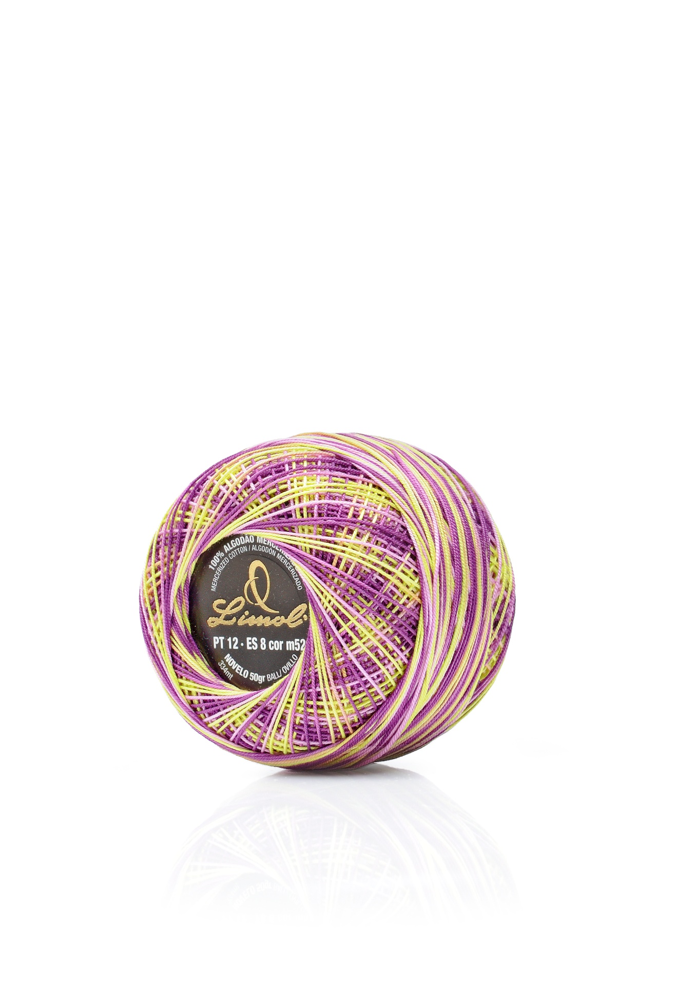 Rolo de linha multicolorido com etiqueta preta em fundo branco