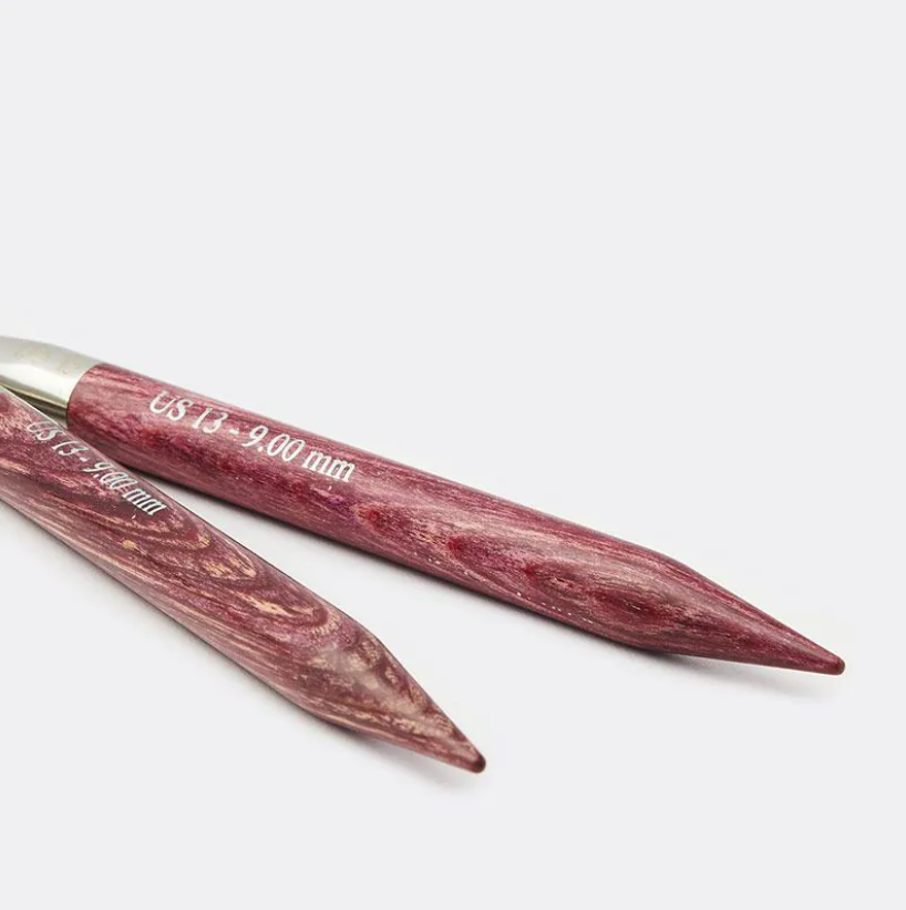 Paus de tricotar de madeira vermelha com inscrição US 13 - 9.00 mm