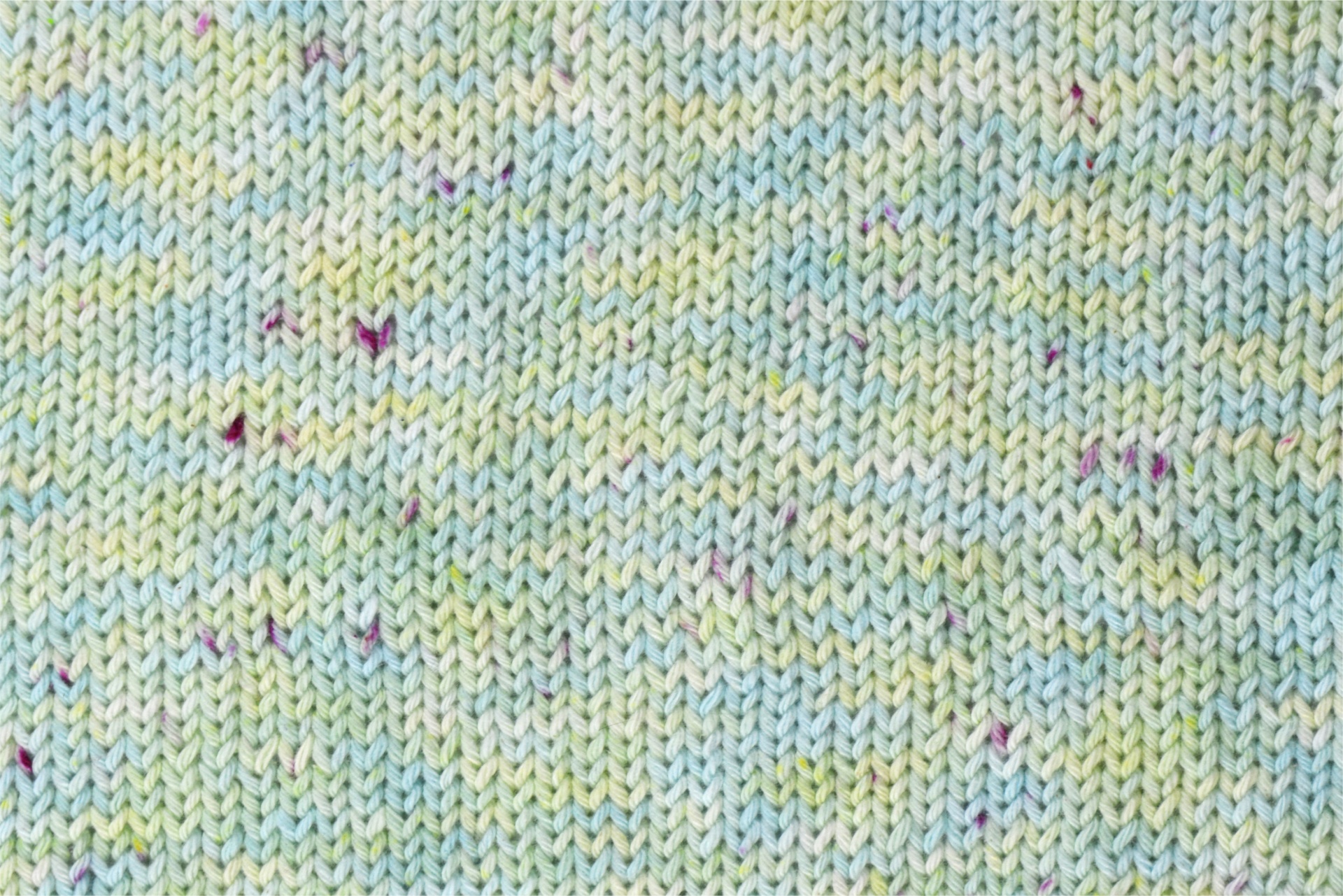 pano de malha tricotada azul claro e verde com pontos púrpuras