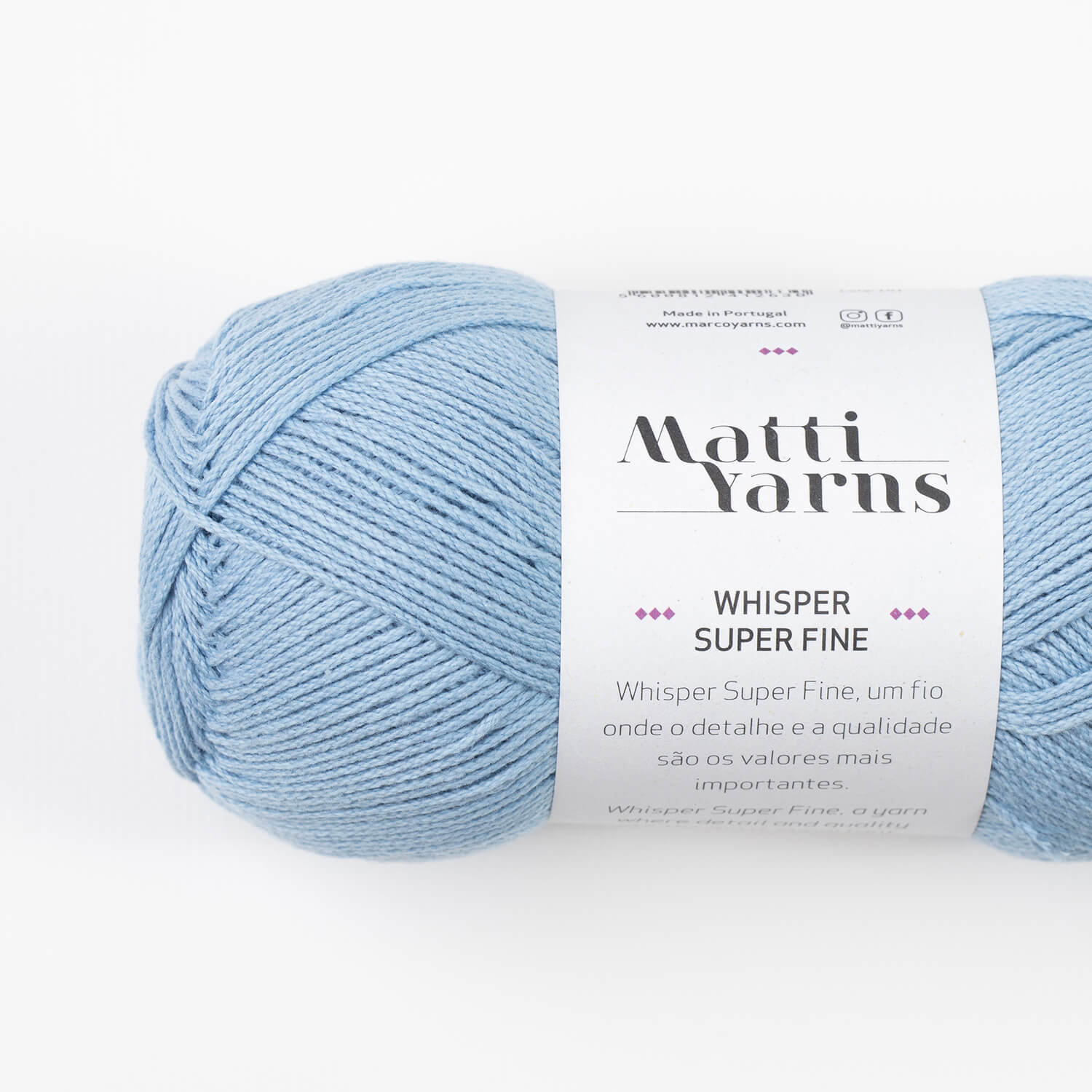 Novelo de lã azul claro Matti Yarns Whisper Super Fine com etiqueta branca