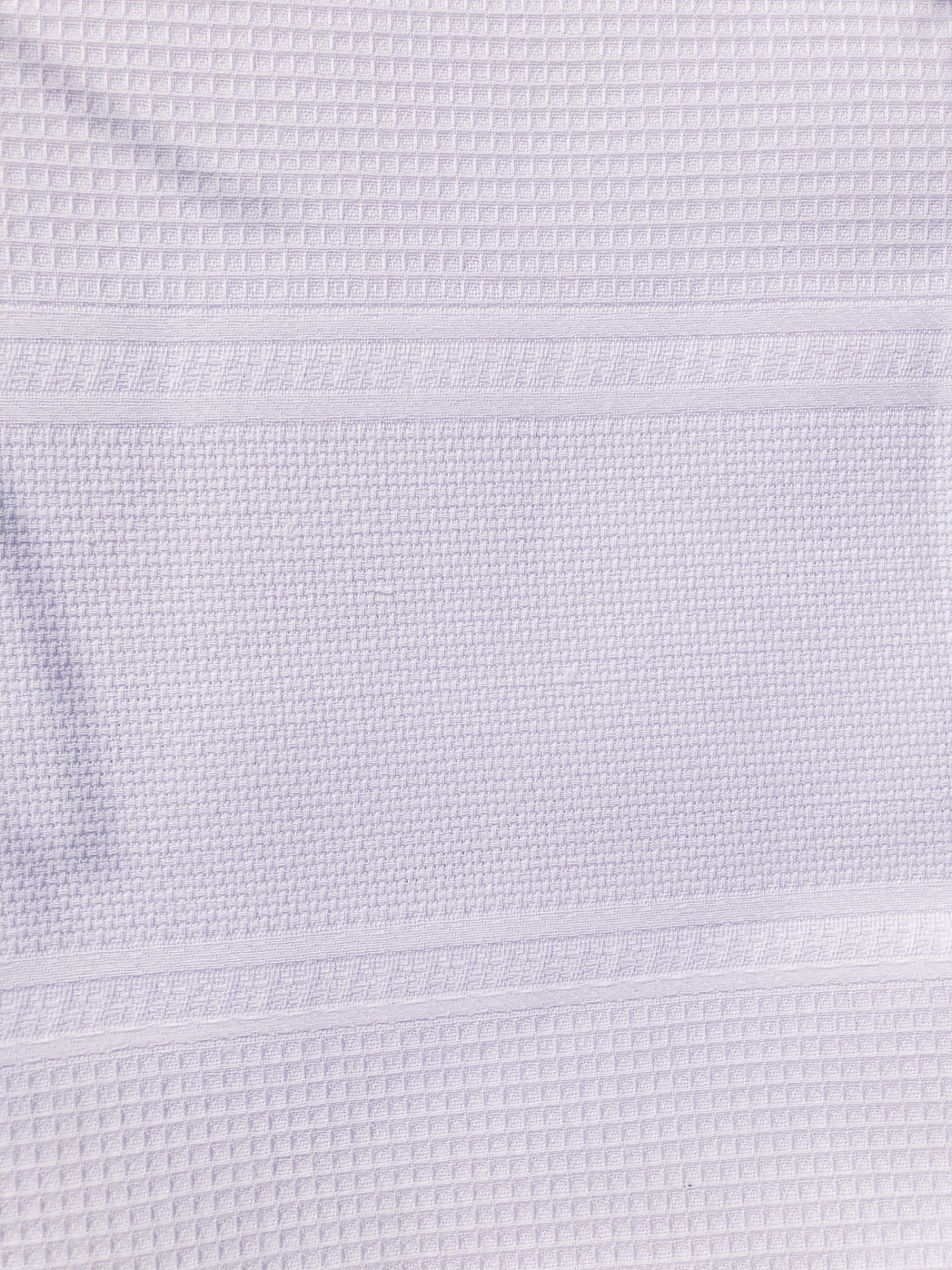 Toalha branca com padrão de waffles e faixas lisas horizontais