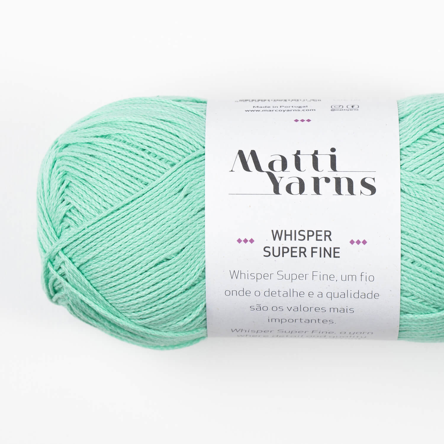Novelo de fio verde-água com rótulo branco Matti Yarns Whisper Super Fine