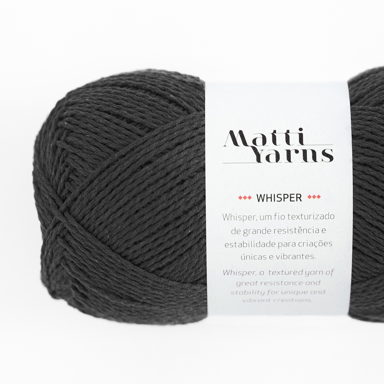 Novelo de fio preto da marca Matti Yarns com etiqueta branca