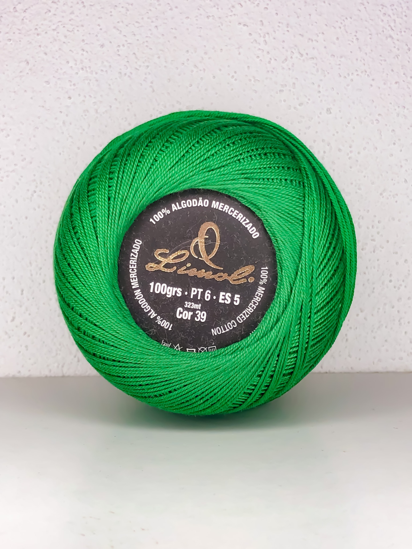 Rolo de linha verde em algodão mercerizado com etiqueta preta