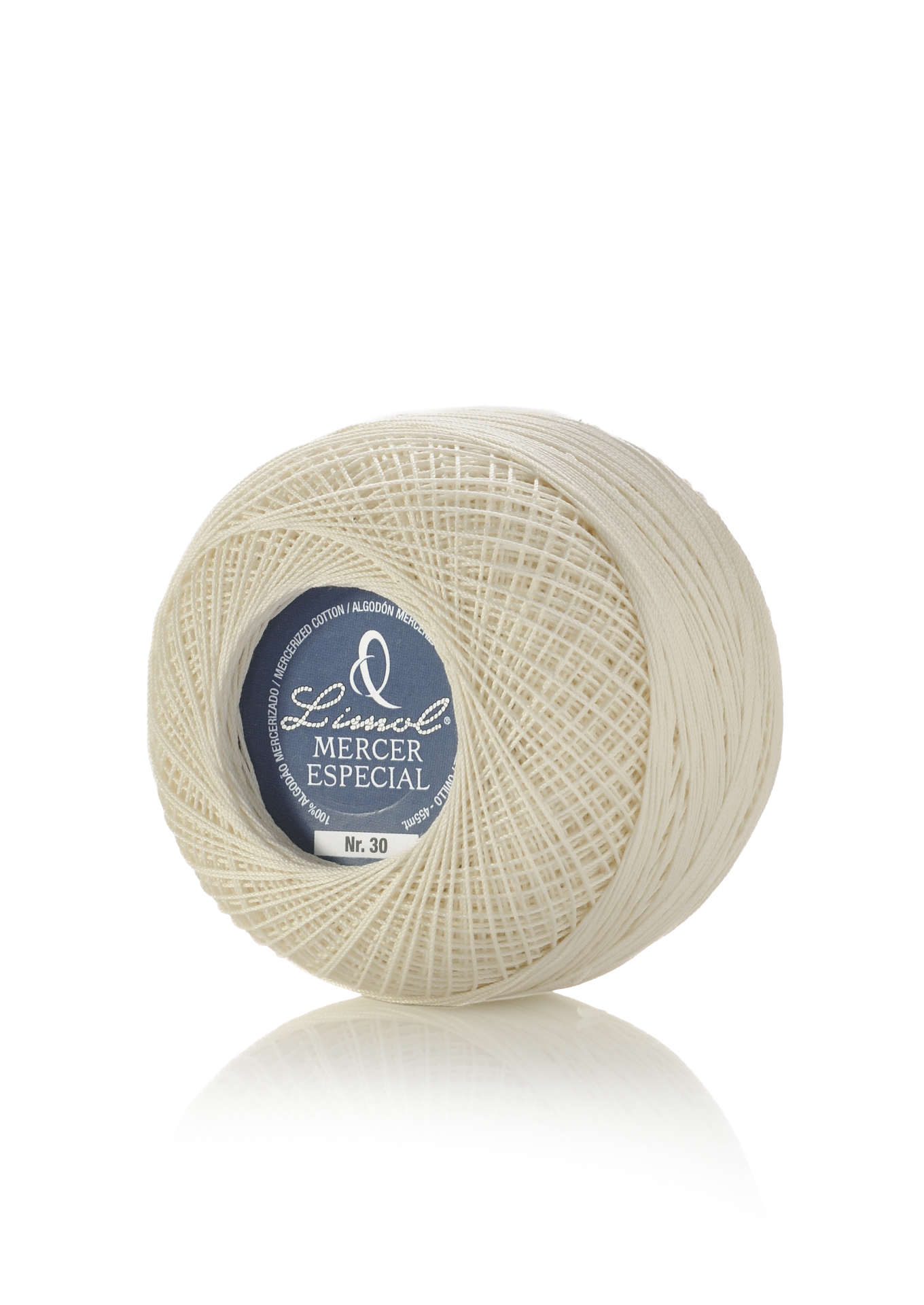 Novelo de linha branca em algodão mercerizado com rótulo azul e branco