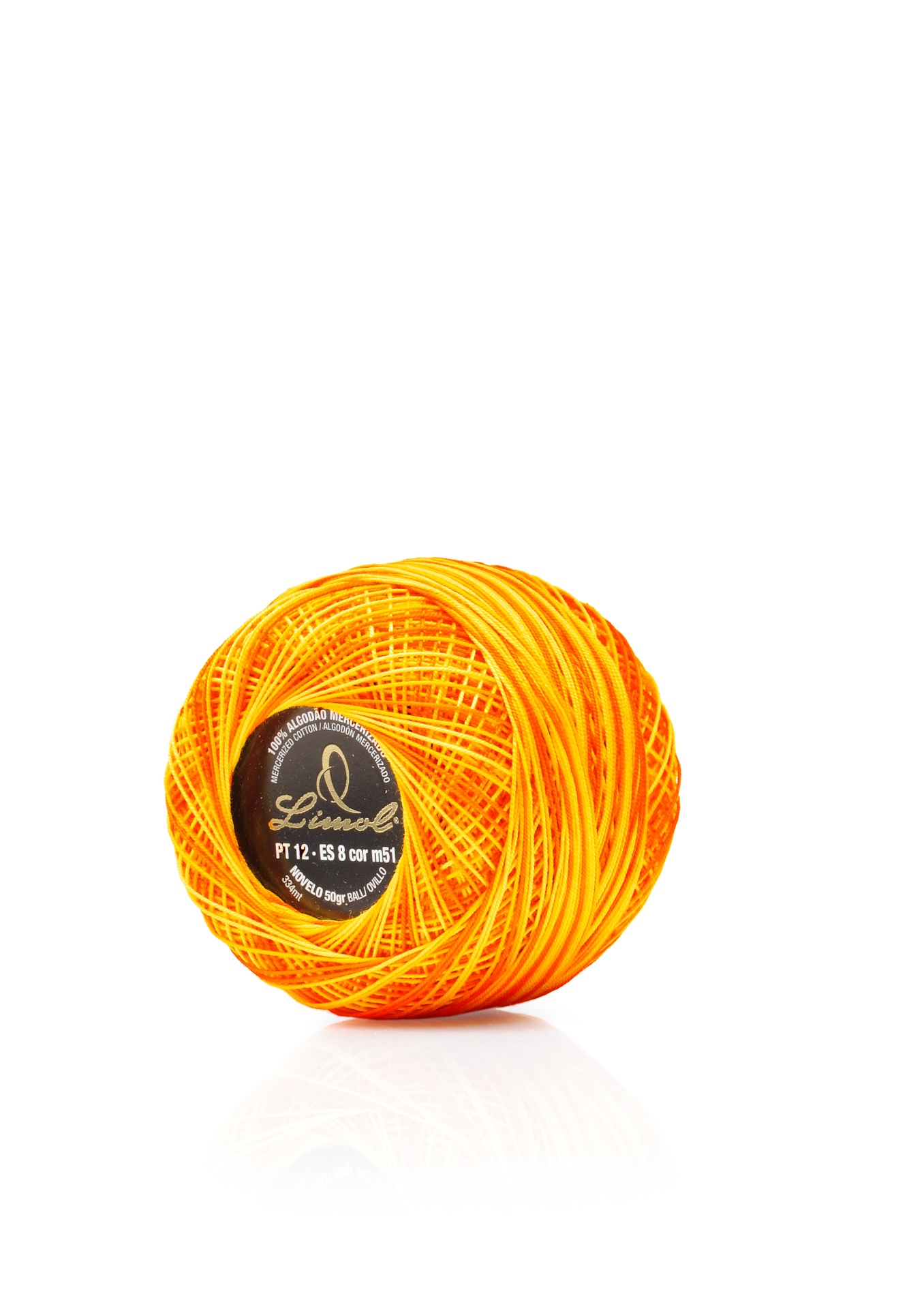 Rolo de linha de costura laranja com rótulo preto num fundo branco