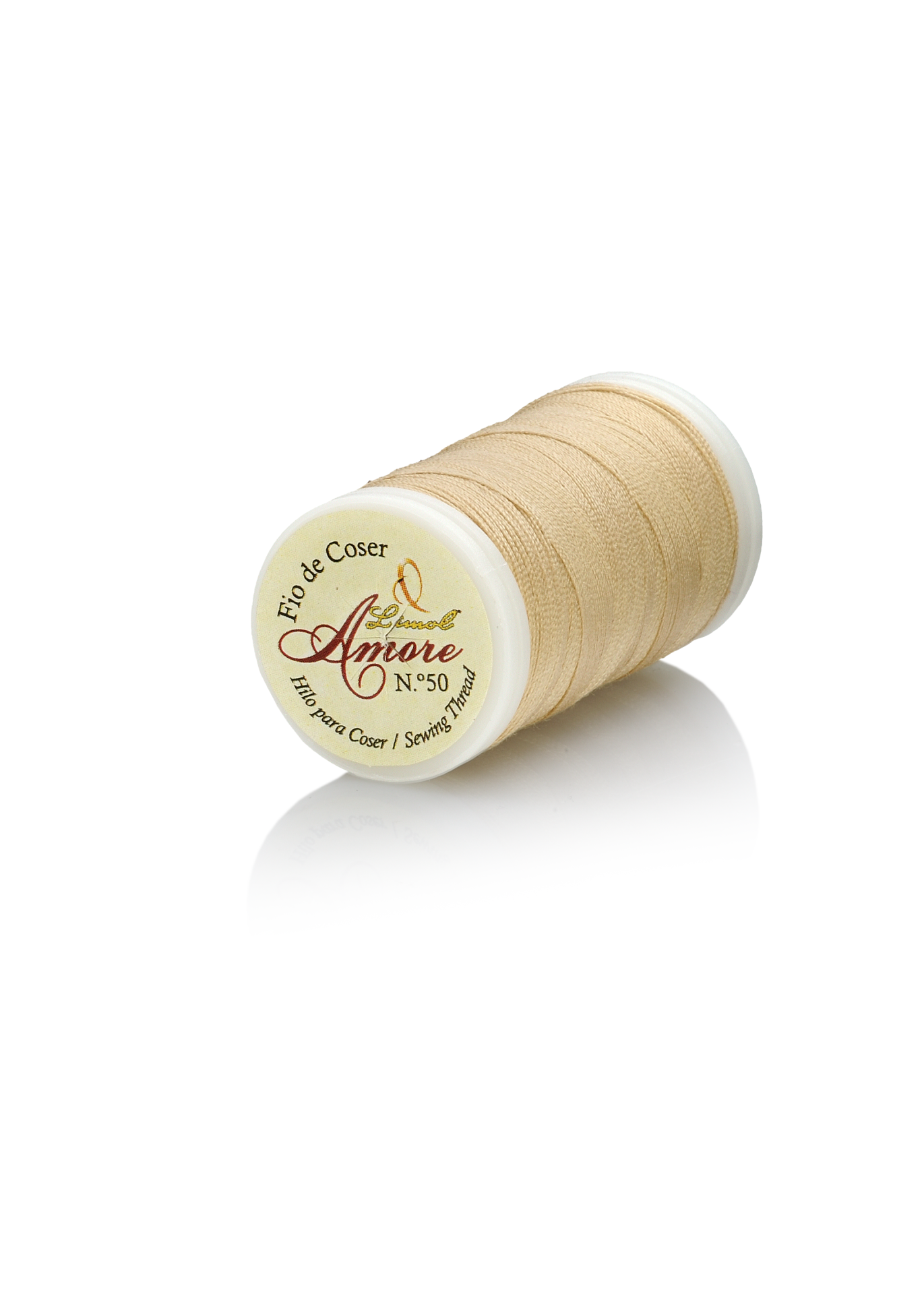Carretel de linha bege com rótulo branco e texto 'Fio de Coser Amore N.º 50' sobre fundo branco