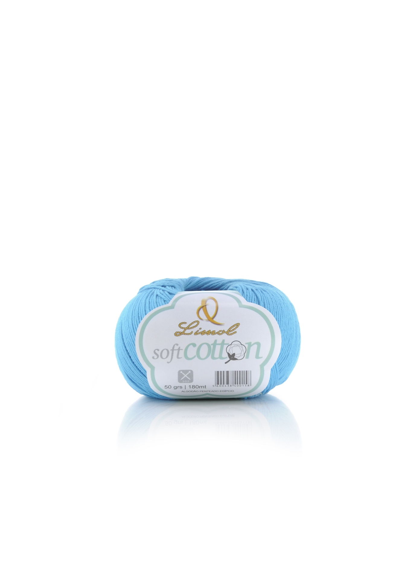 Novelo de fio algodão azul claro com etiqueta na superfície branca