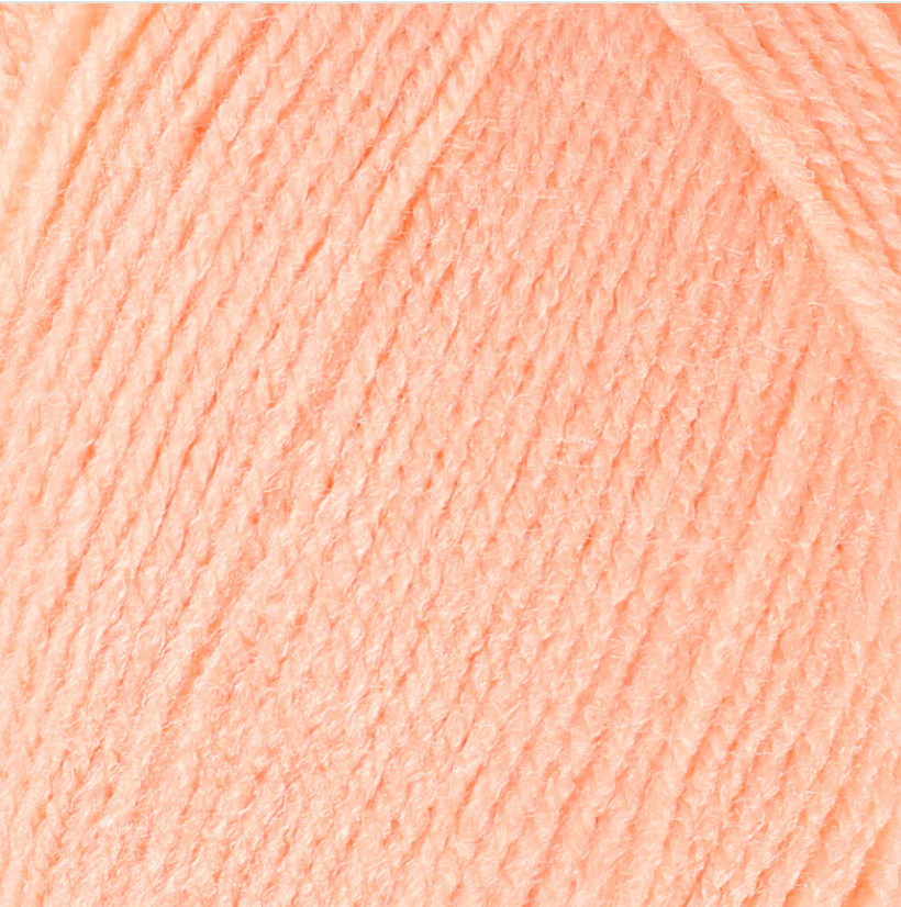 Fio de lã cor de pêssego em close-up mostrando textura trançada