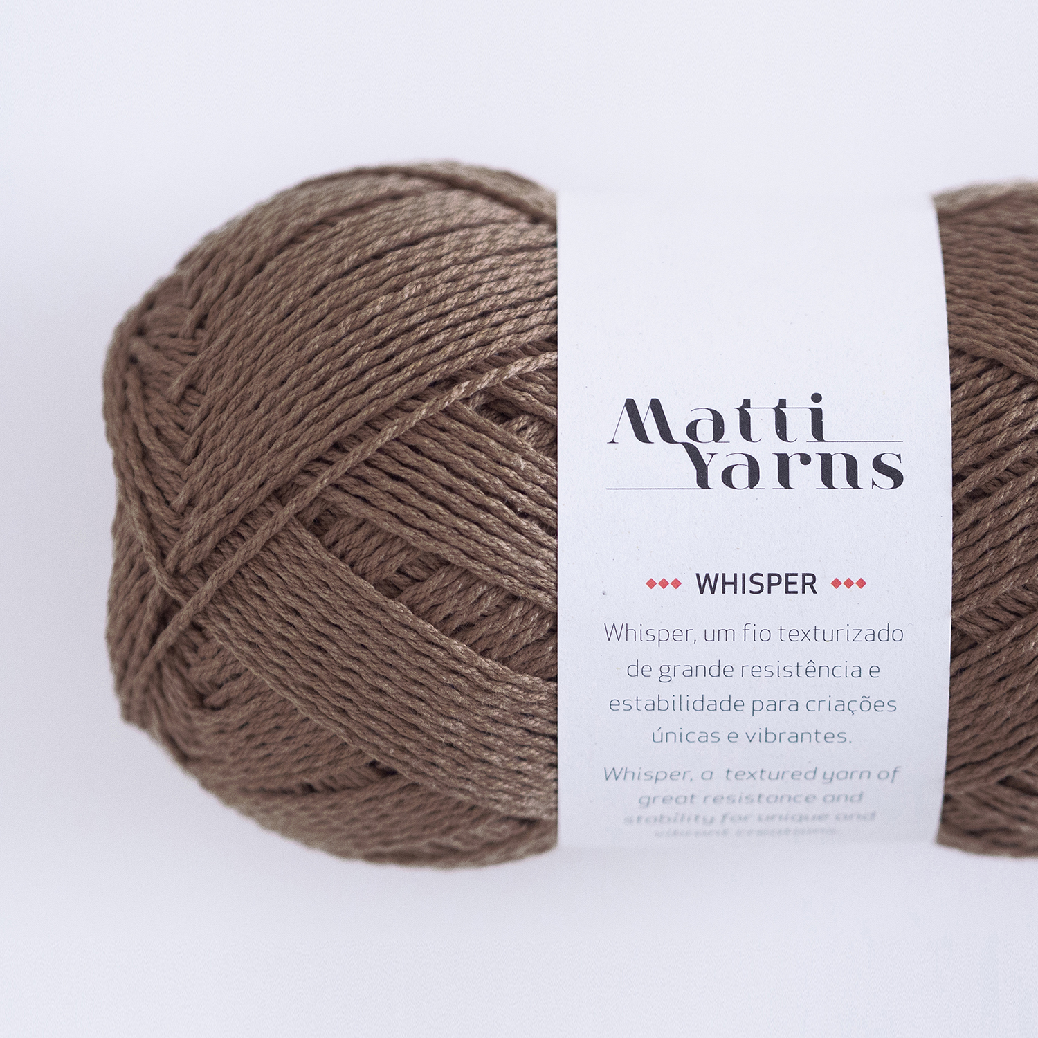 Novelo de fio castanho da Matti Yarns com rótulo branco
