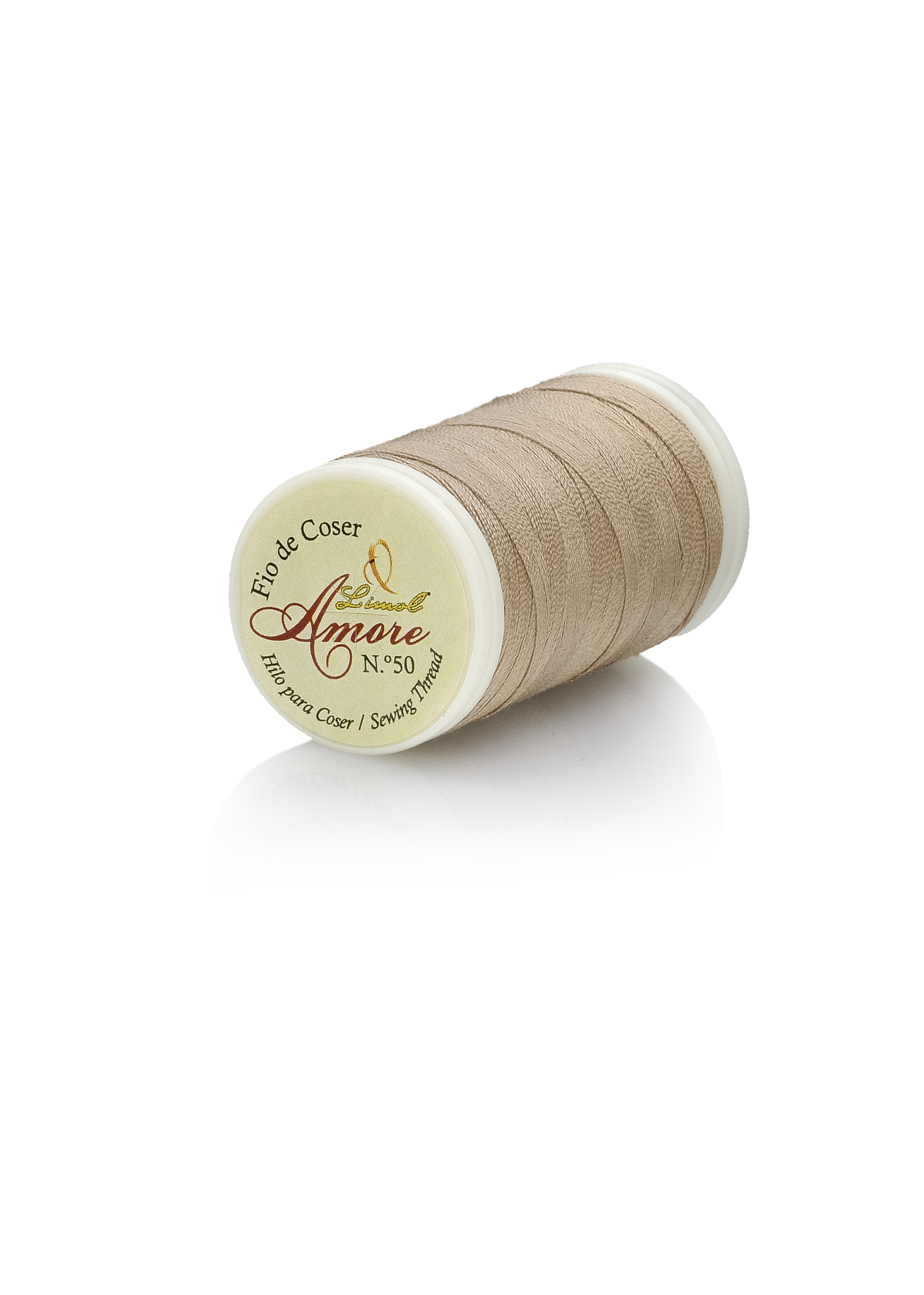 Bobina de linha para coser bege com etiqueta 'Fio de Coser Amore Nº 50'