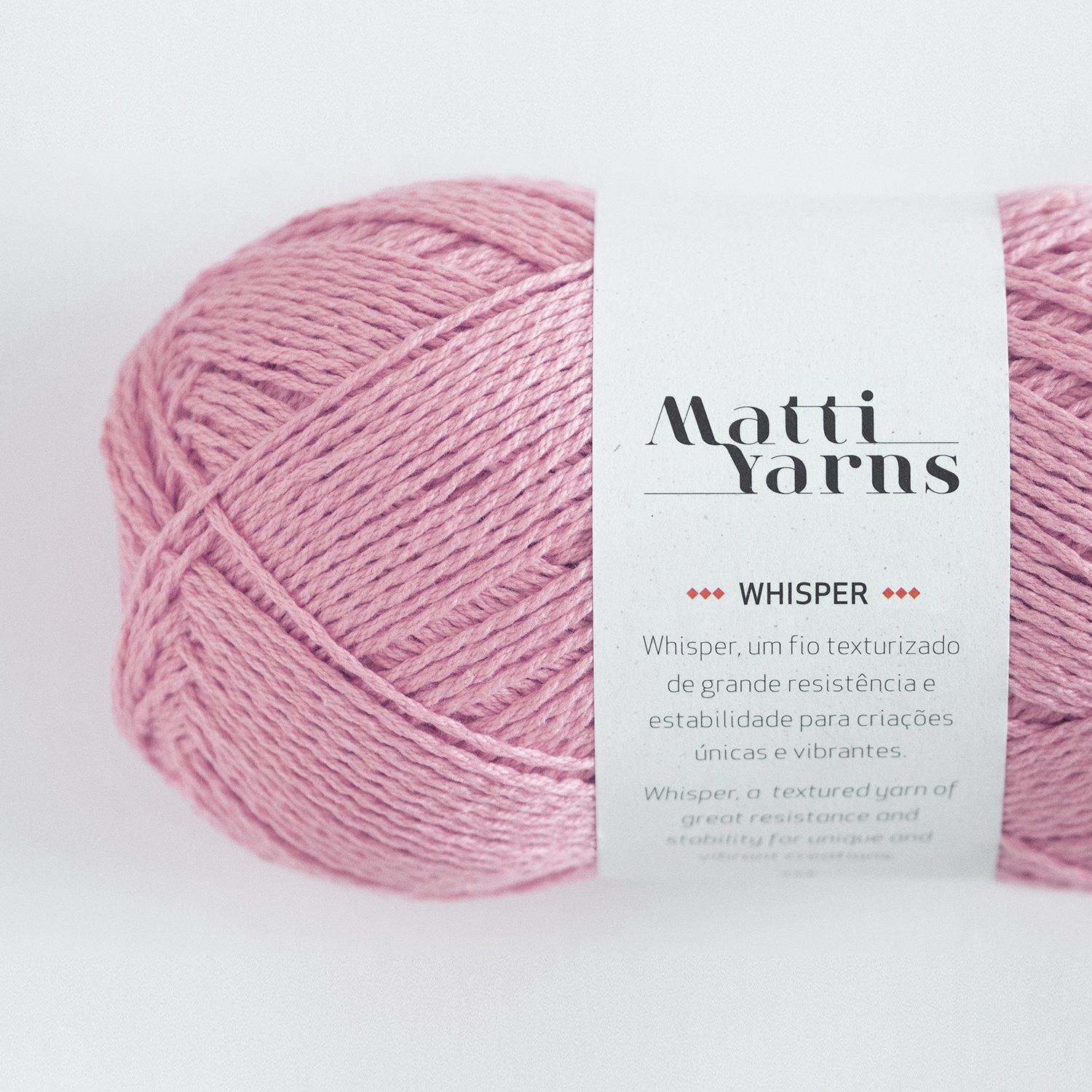 Novelo de lã cor-de-rosa com etiqueta branca da marca Matti Yarns modelo Whisper