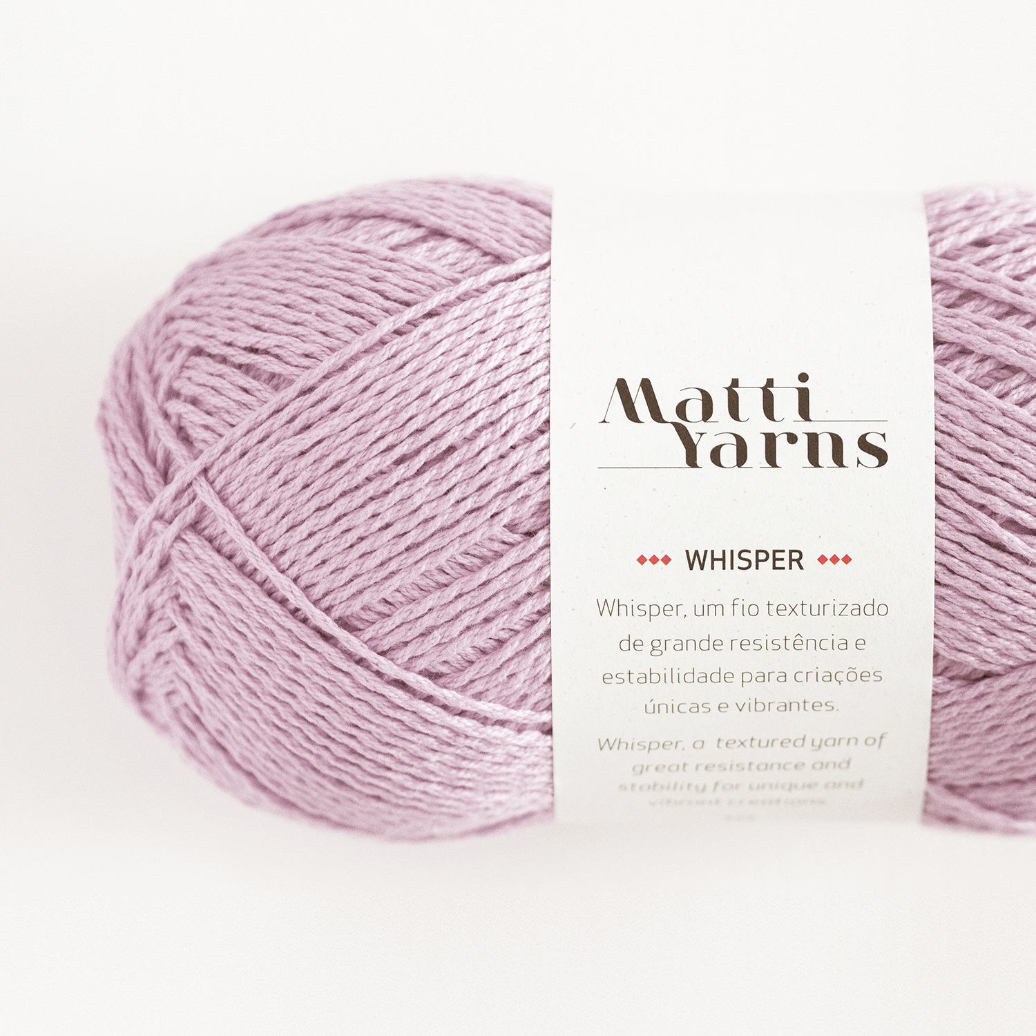 Novelo de fio lilás claro da marca Matti Yarns com etiqueta branca