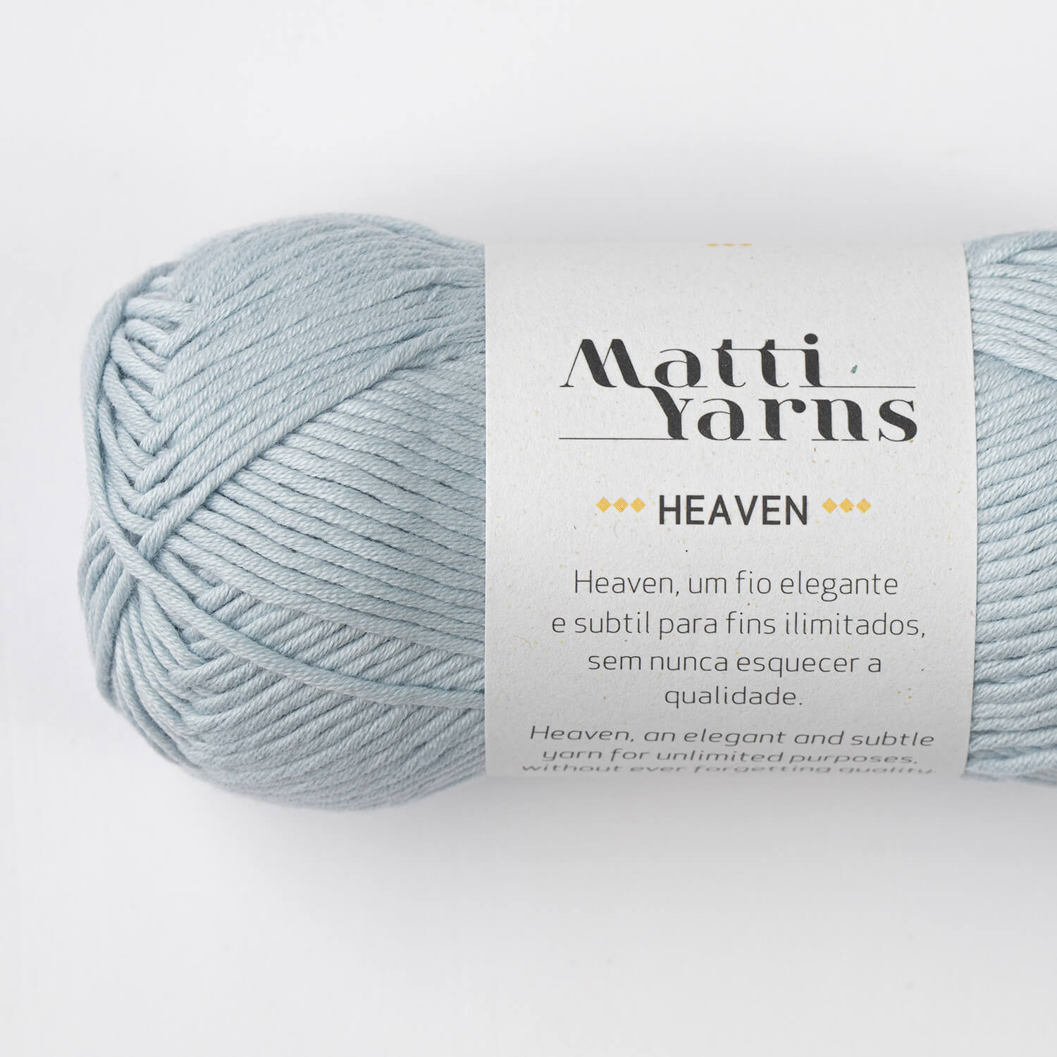 Novelo de fio azul claro com etiqueta branca da marca Matti Yarns Heaven
