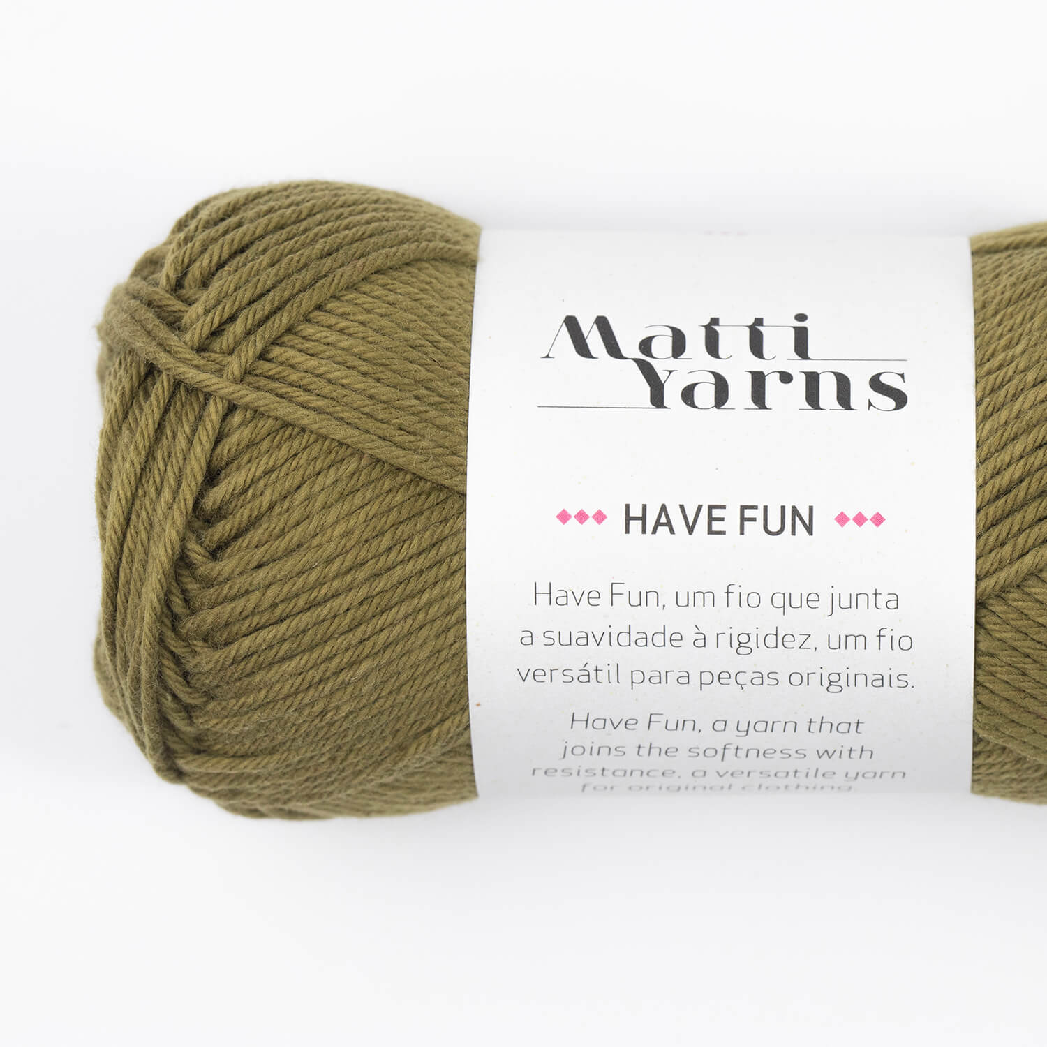 Novelo verde-oliva de fio para tricô com etiqueta da marca Matti Yarns