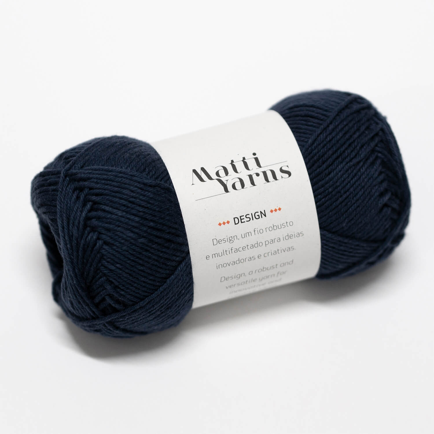 Novelo de lã azul escuro com etiqueta da marca Matti Yarns