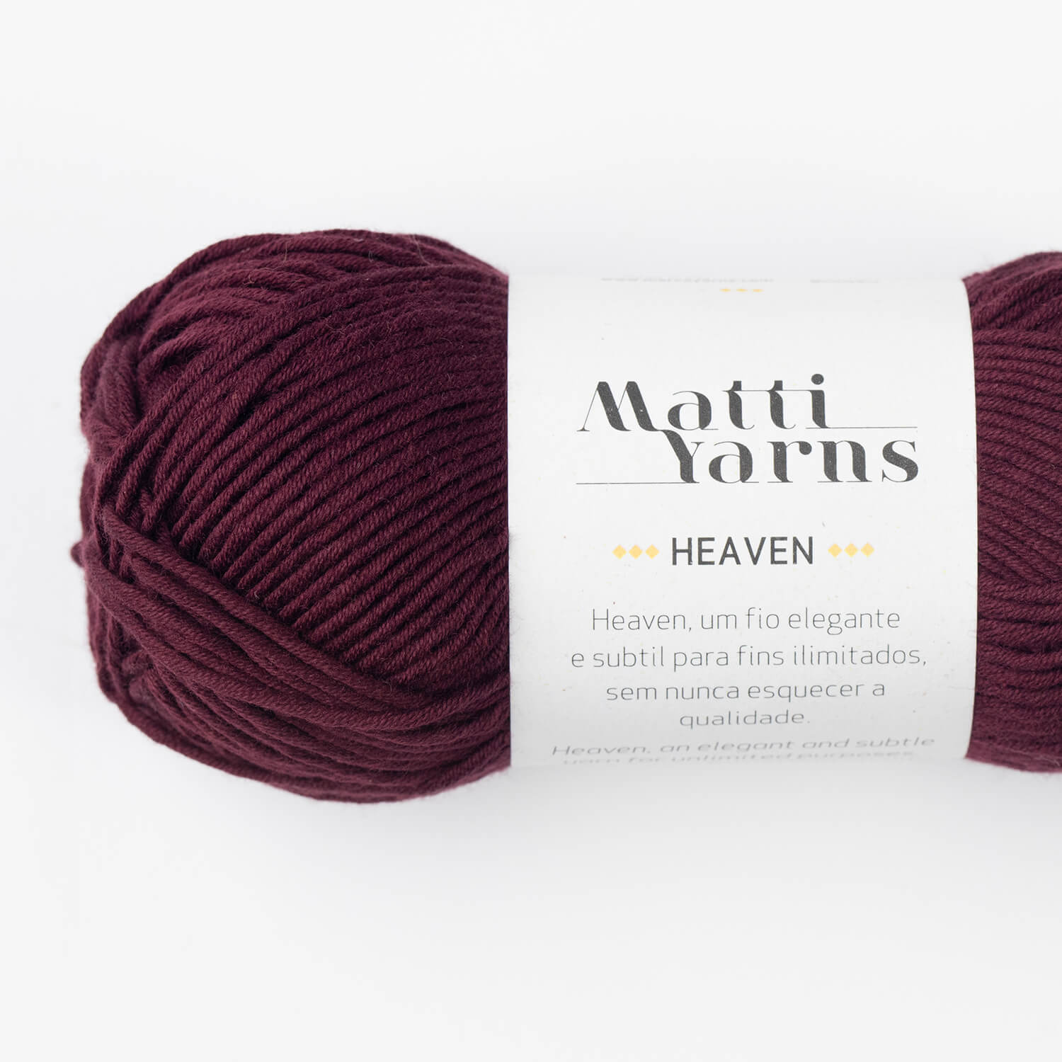 Novelo de fio bordô com etiqueta branca da marca Matti Yarns Heaven