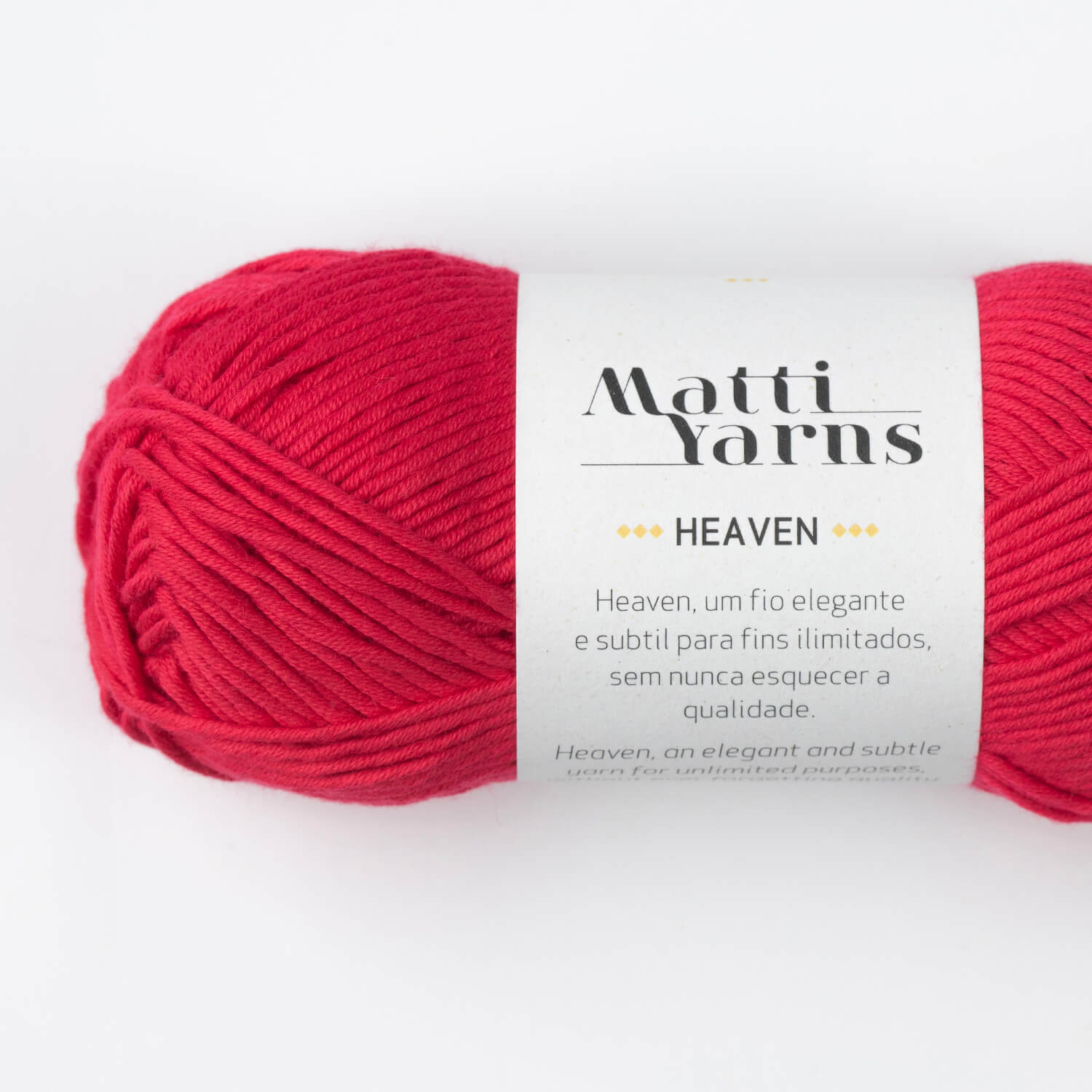Novelo de fio vermelho com etiqueta Matti Yarns Heaven