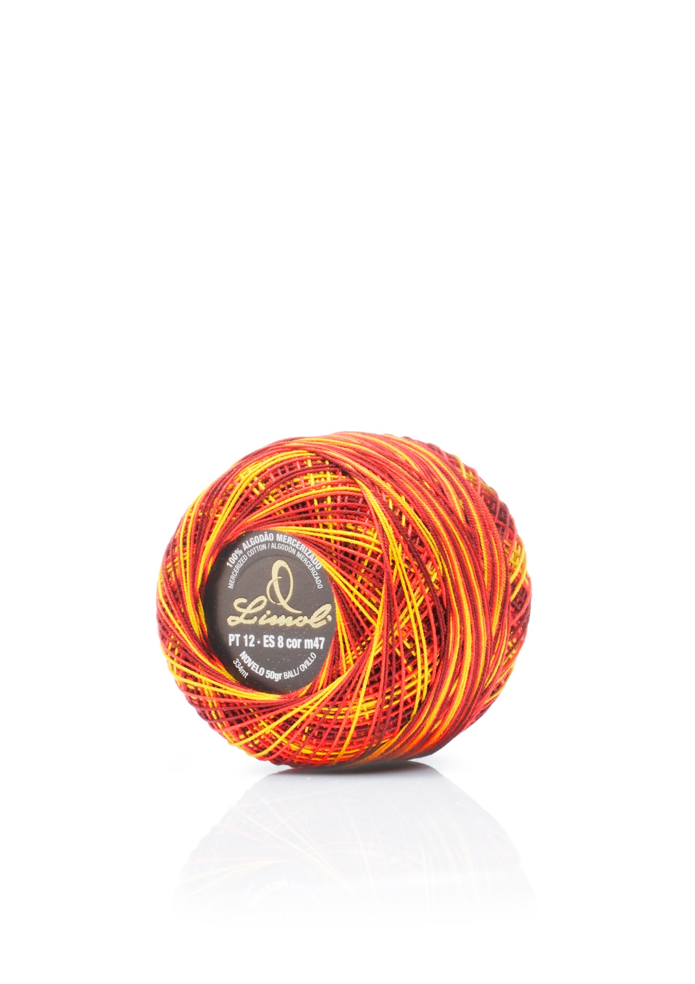 Rolo de linha colorida vermelho, laranja e amarelo com etiqueta preta no centro