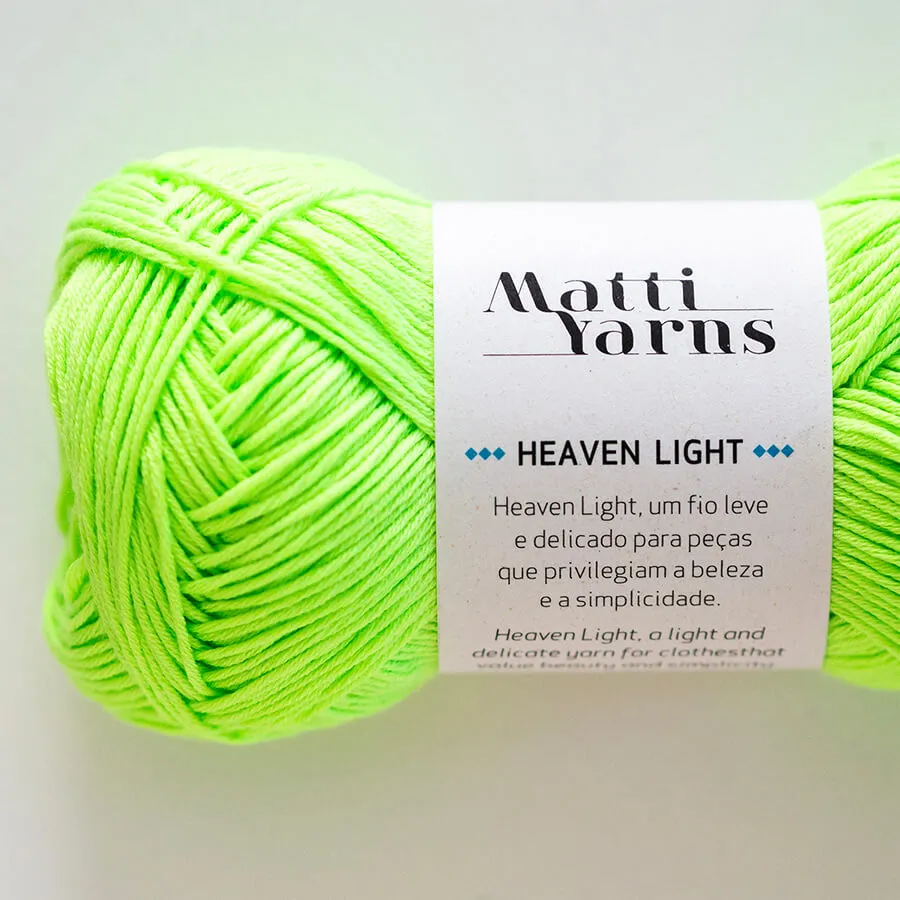 Novelo de fio verde fluorescente com etiqueta da marca Matti Yarns