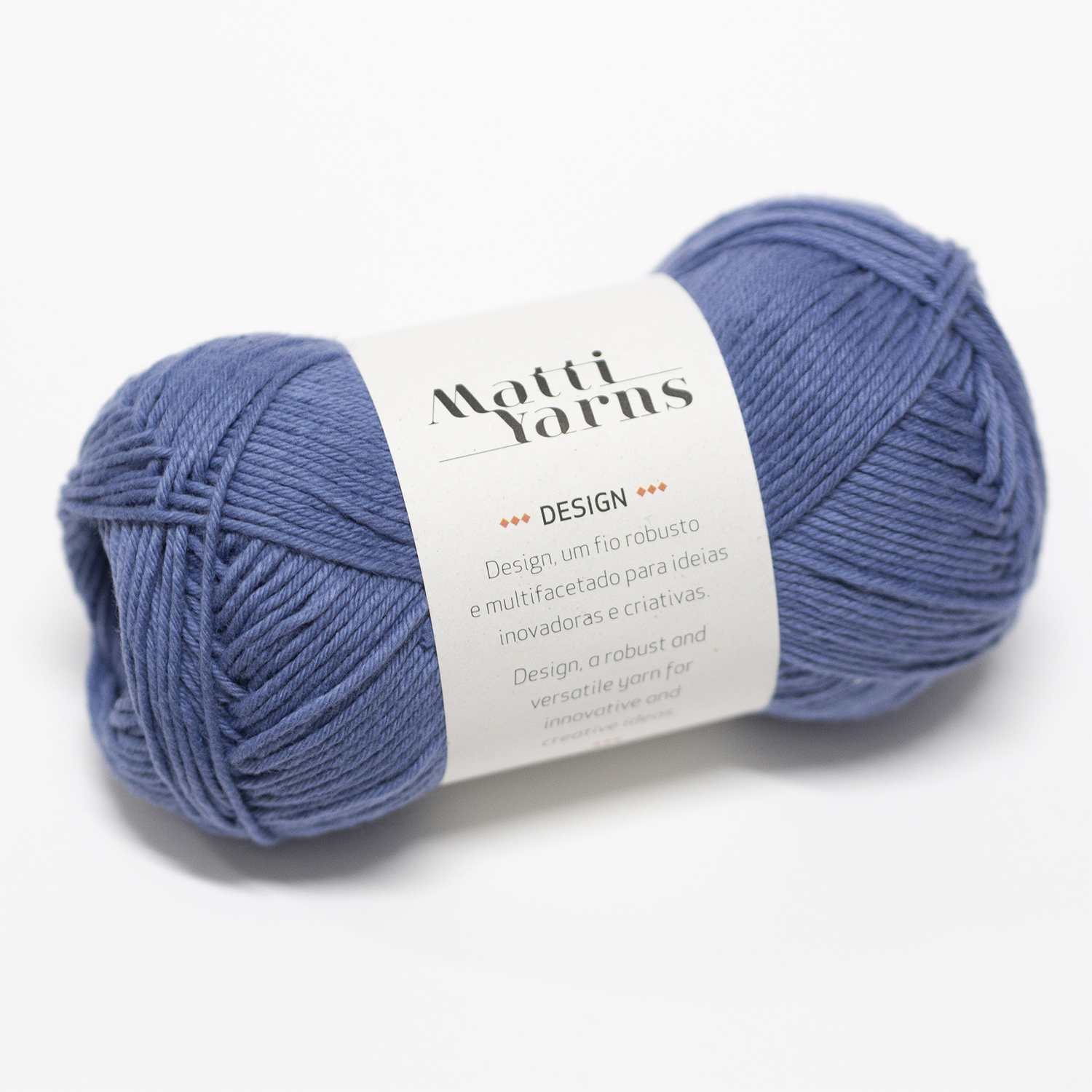 Novelo de fio azul com etiqueta branca da marca Matti Loris