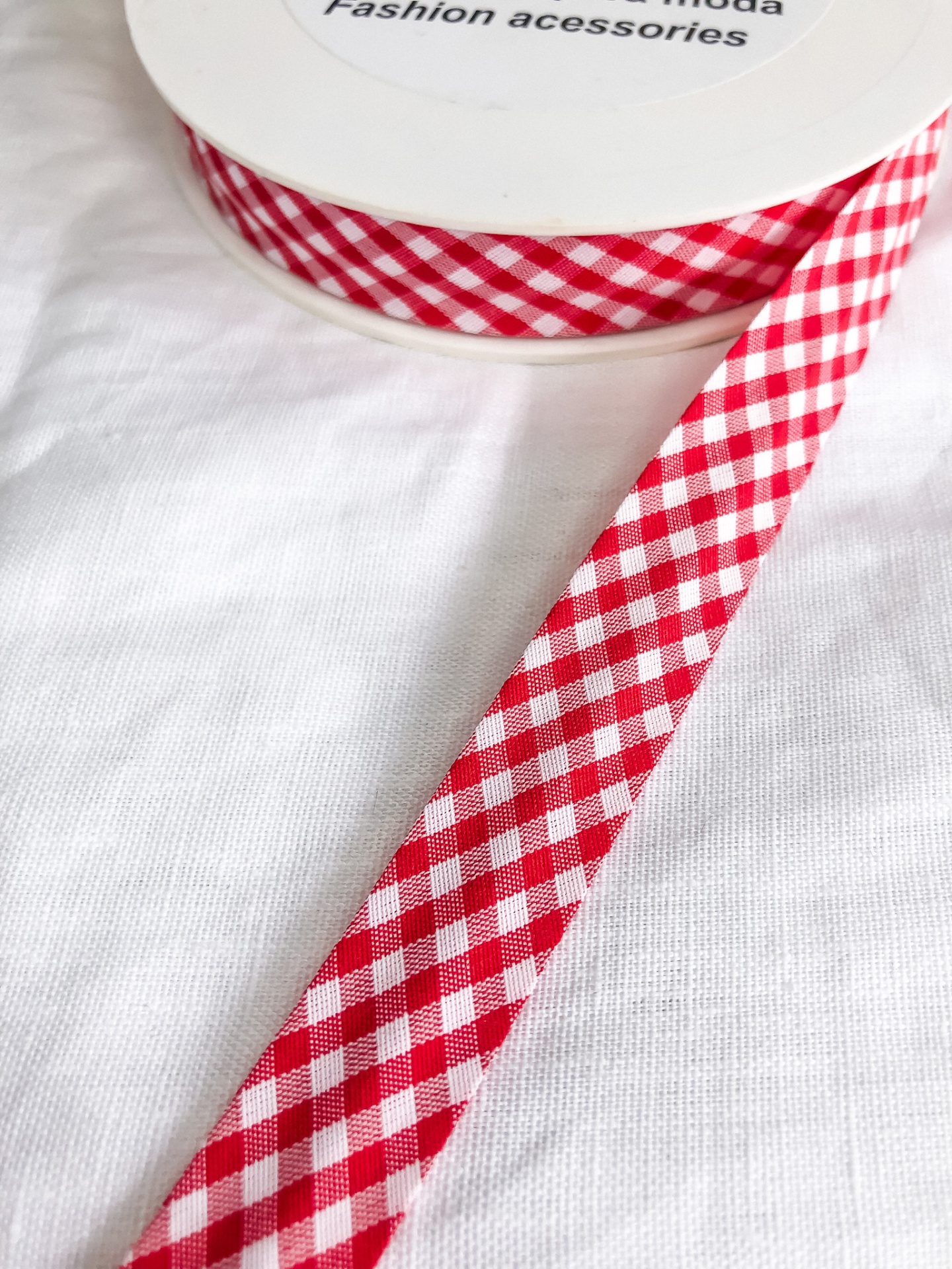 Fita decorativa em tecido xadrez vermelho e branco em carretel branco