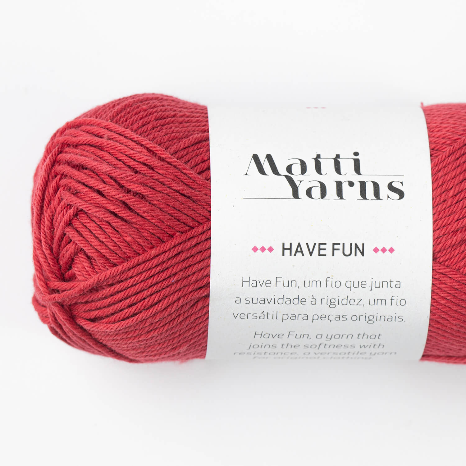 Novelo de fio de lã vermelho com etiqueta branca da Matti Yarns