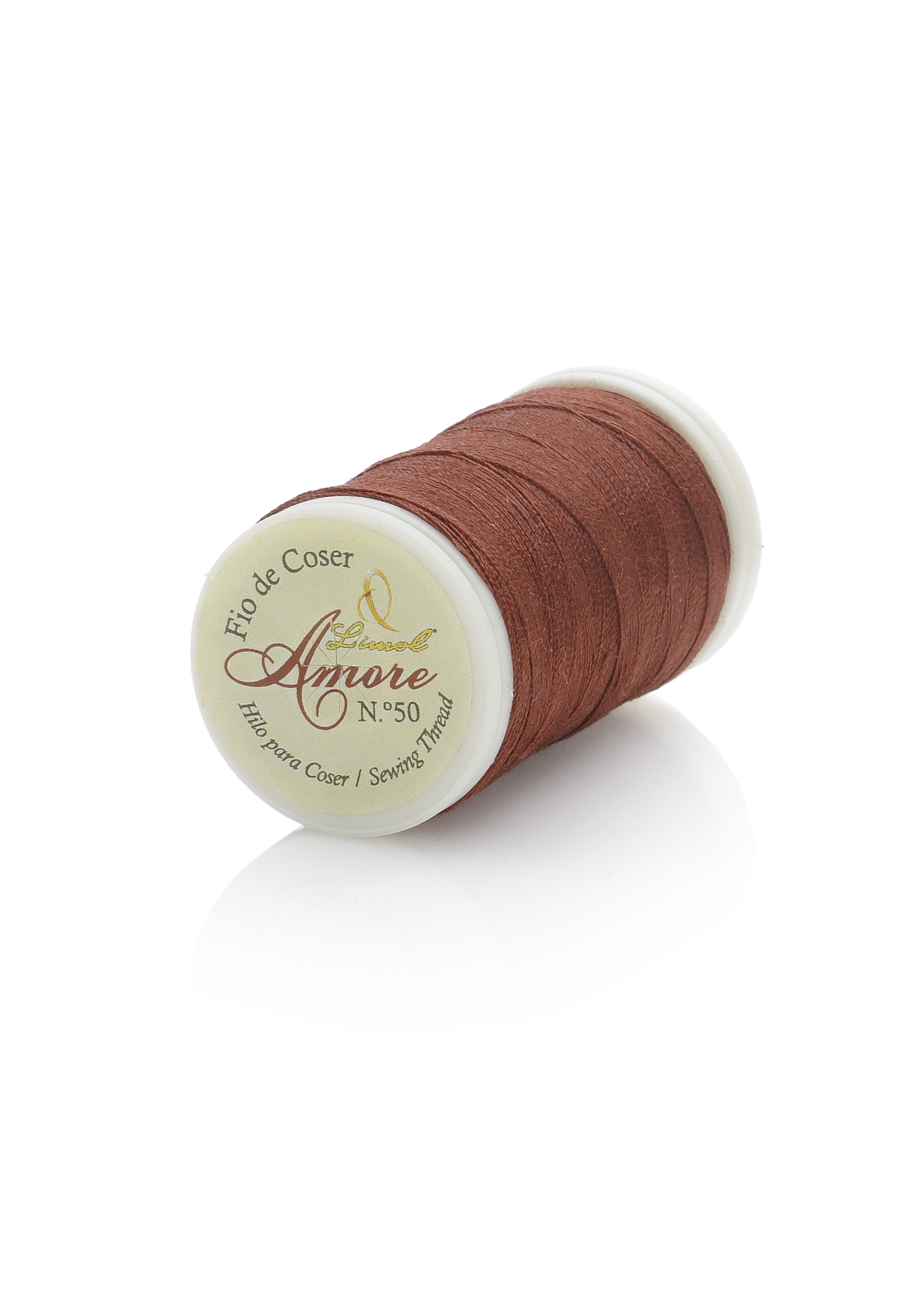 Carretel de linha de coser castanho com etiqueta e fundo branco