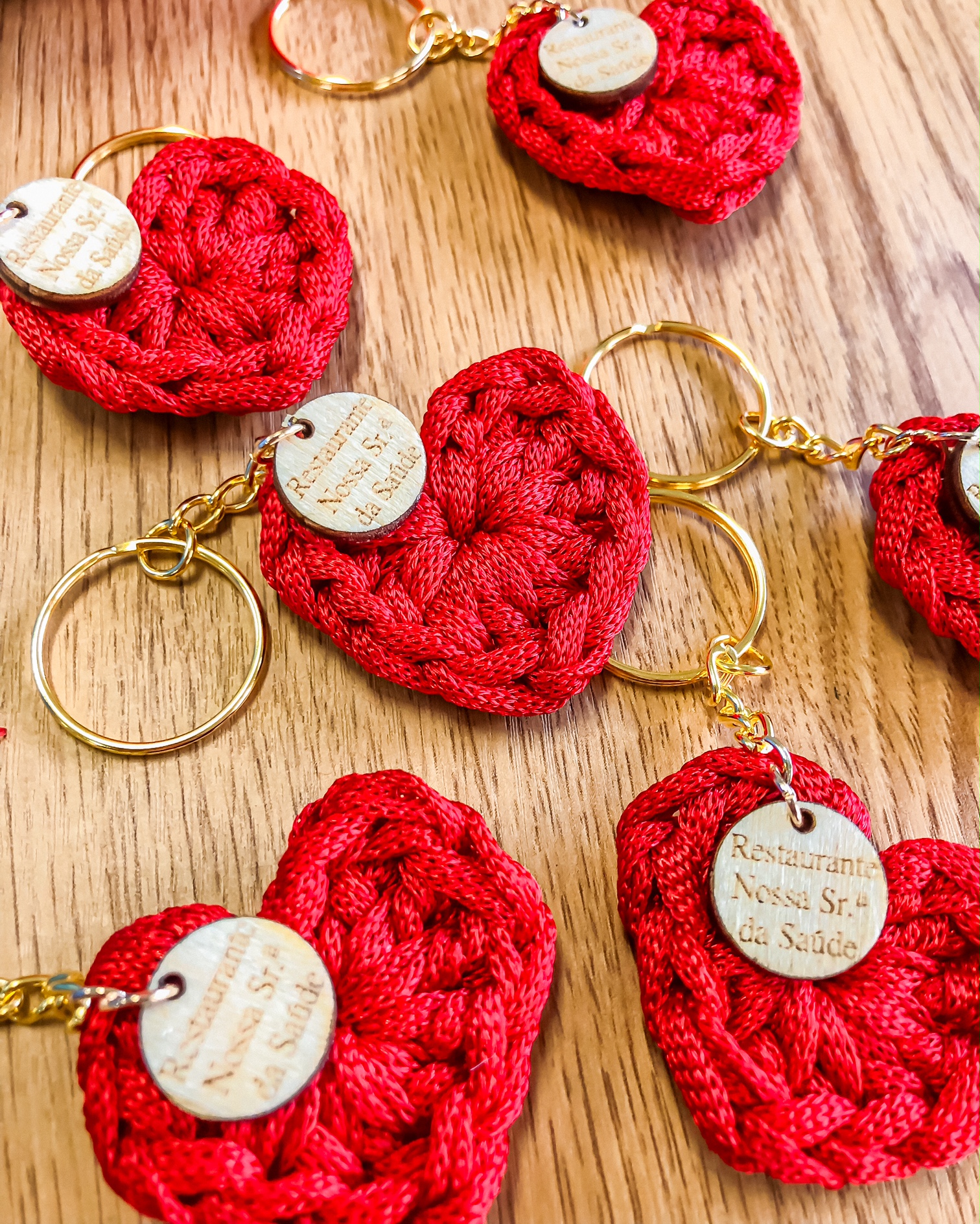 Porta-chaves em croché vermelho com pendente de madeira gravada