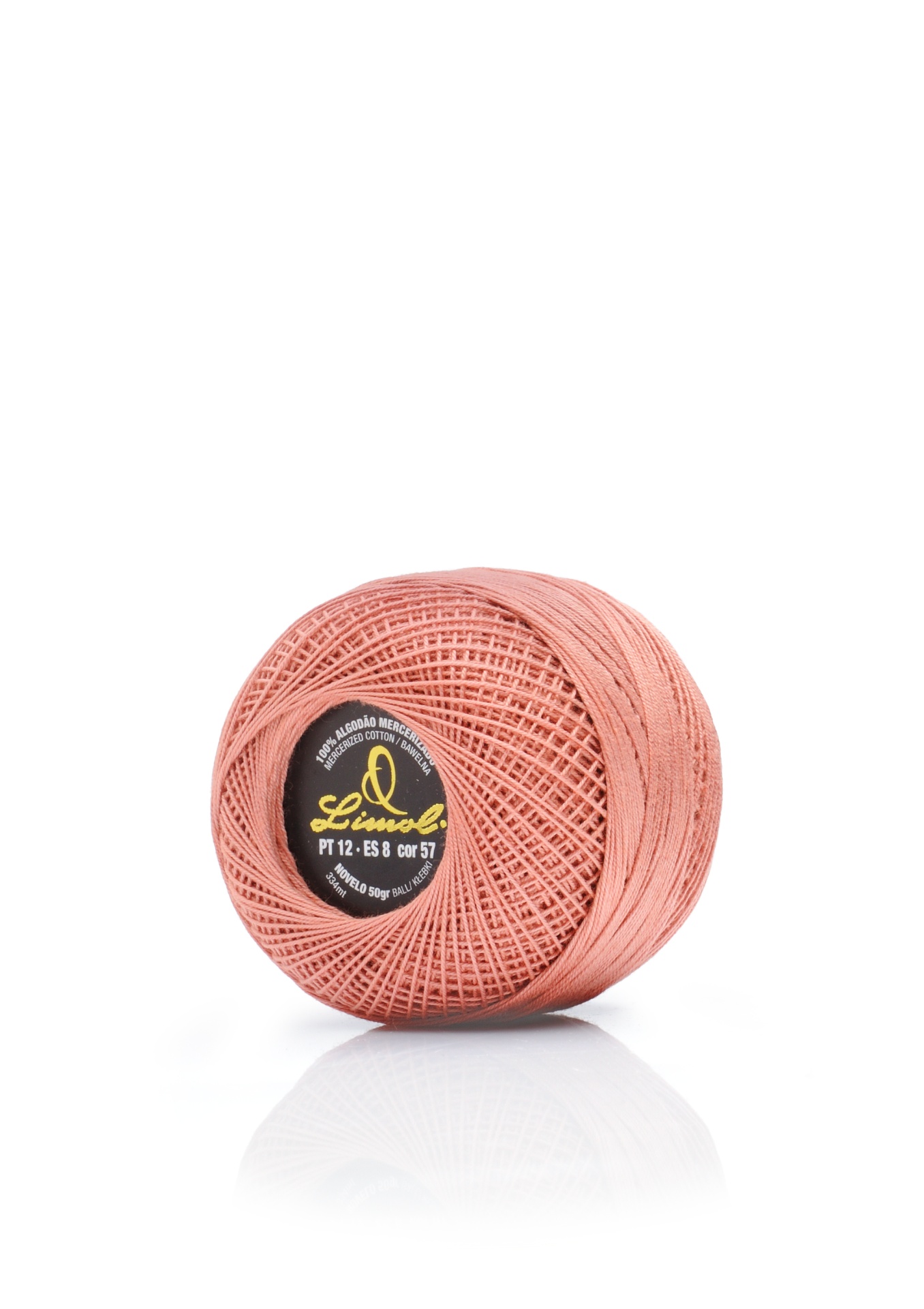 Novelo de linha fina cor-de-rosa com etiqueta preta no centro.