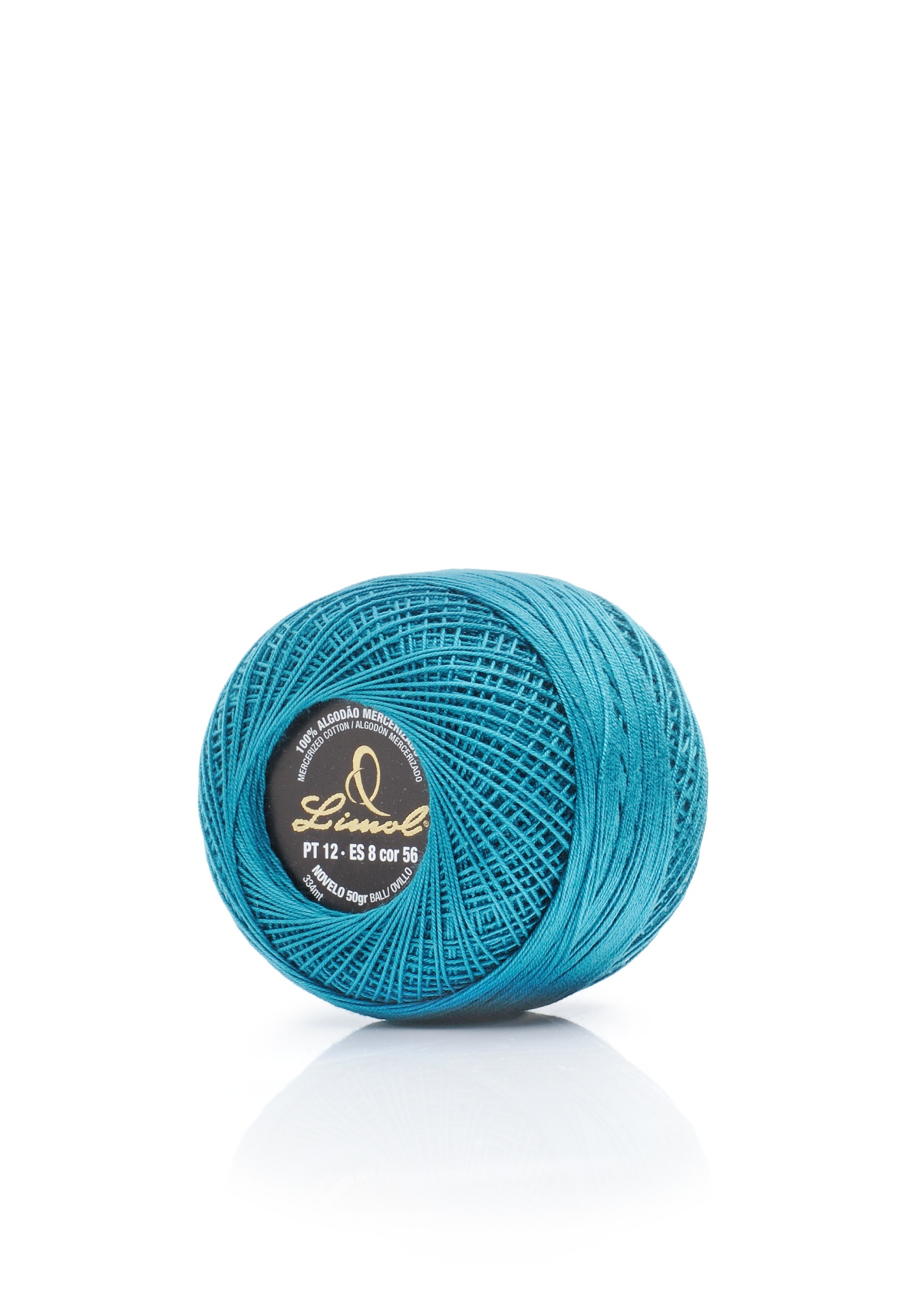 Novelo de linha azul-turquesa com etiqueta preta e dourada no centro