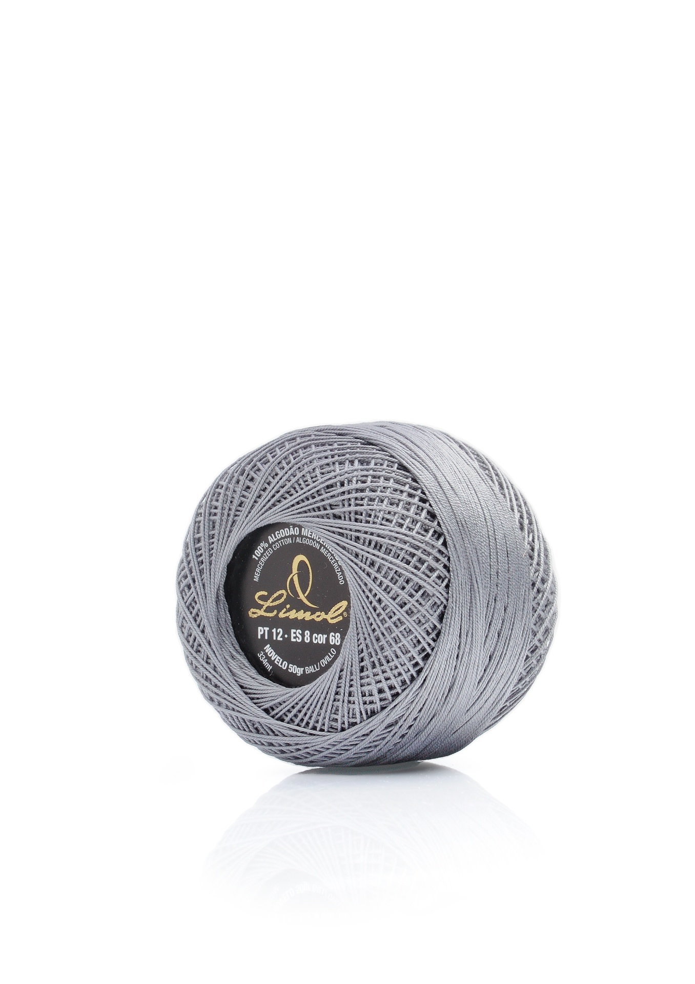 Novelo de fio cinzento com etiqueta preta redonda