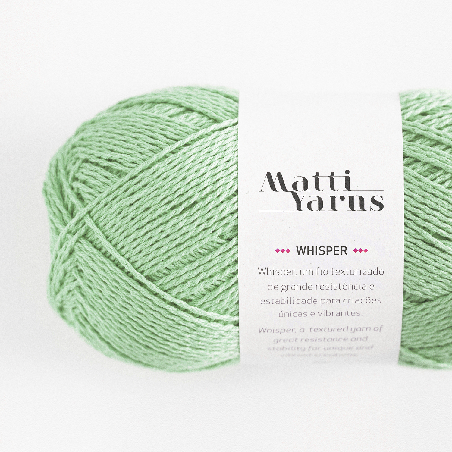 Novelo de fio verde claro com etiqueta branca da marca Matti Yarns