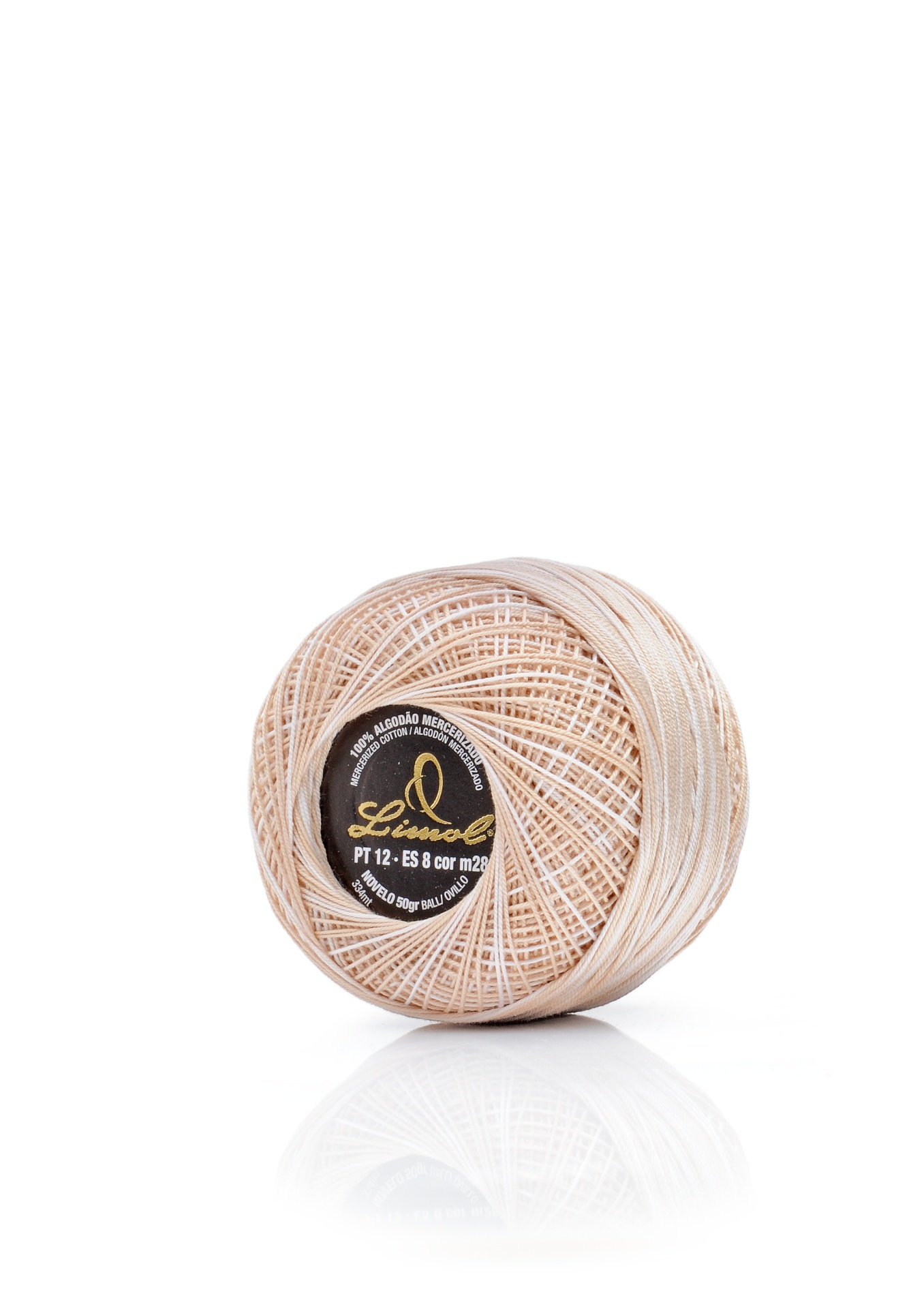 Rolo de linha bege para costura com etiqueta preta e dourada em fundo branco