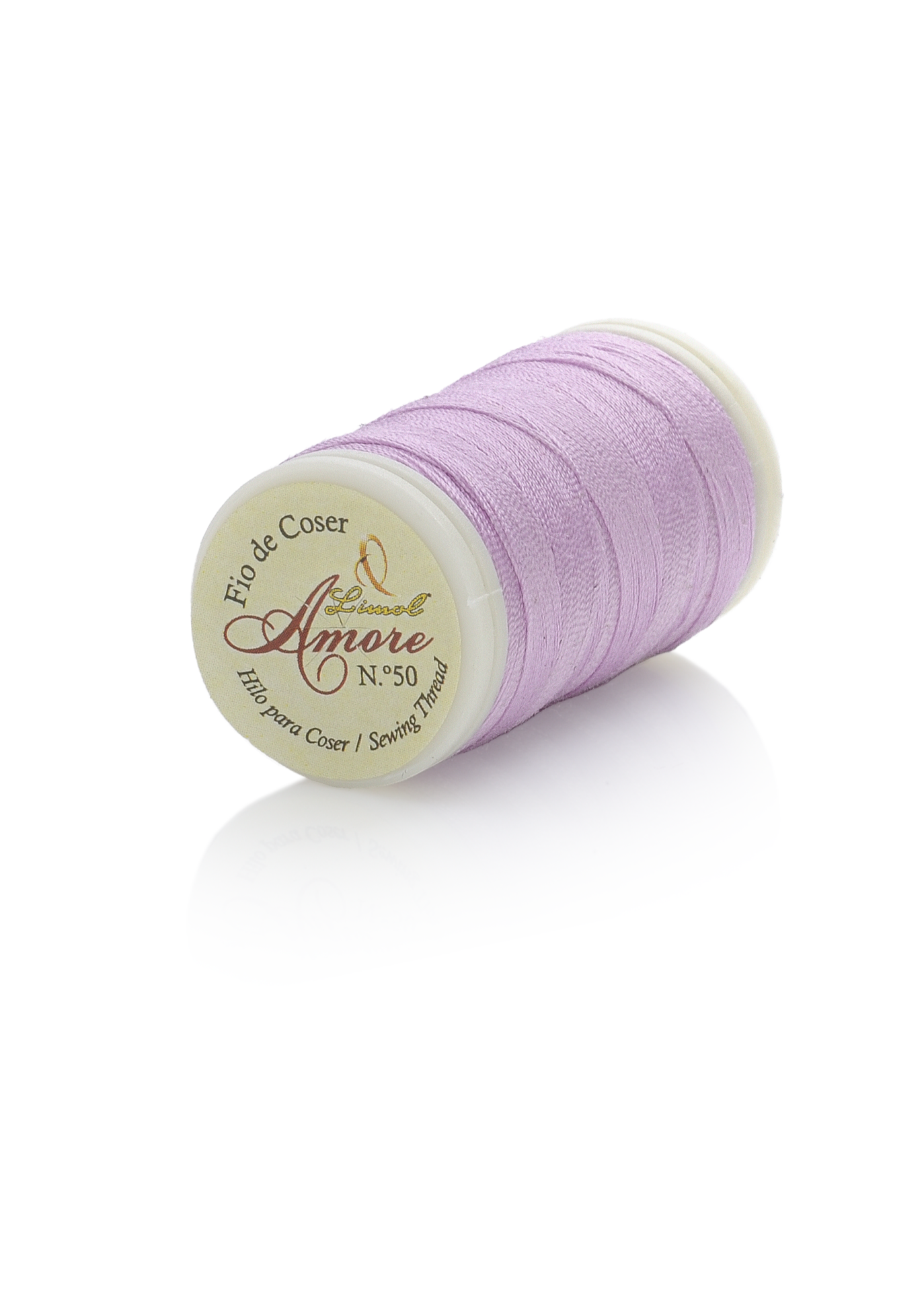 Rolo de fio de coser lilás claro com etiqueta na extremidade