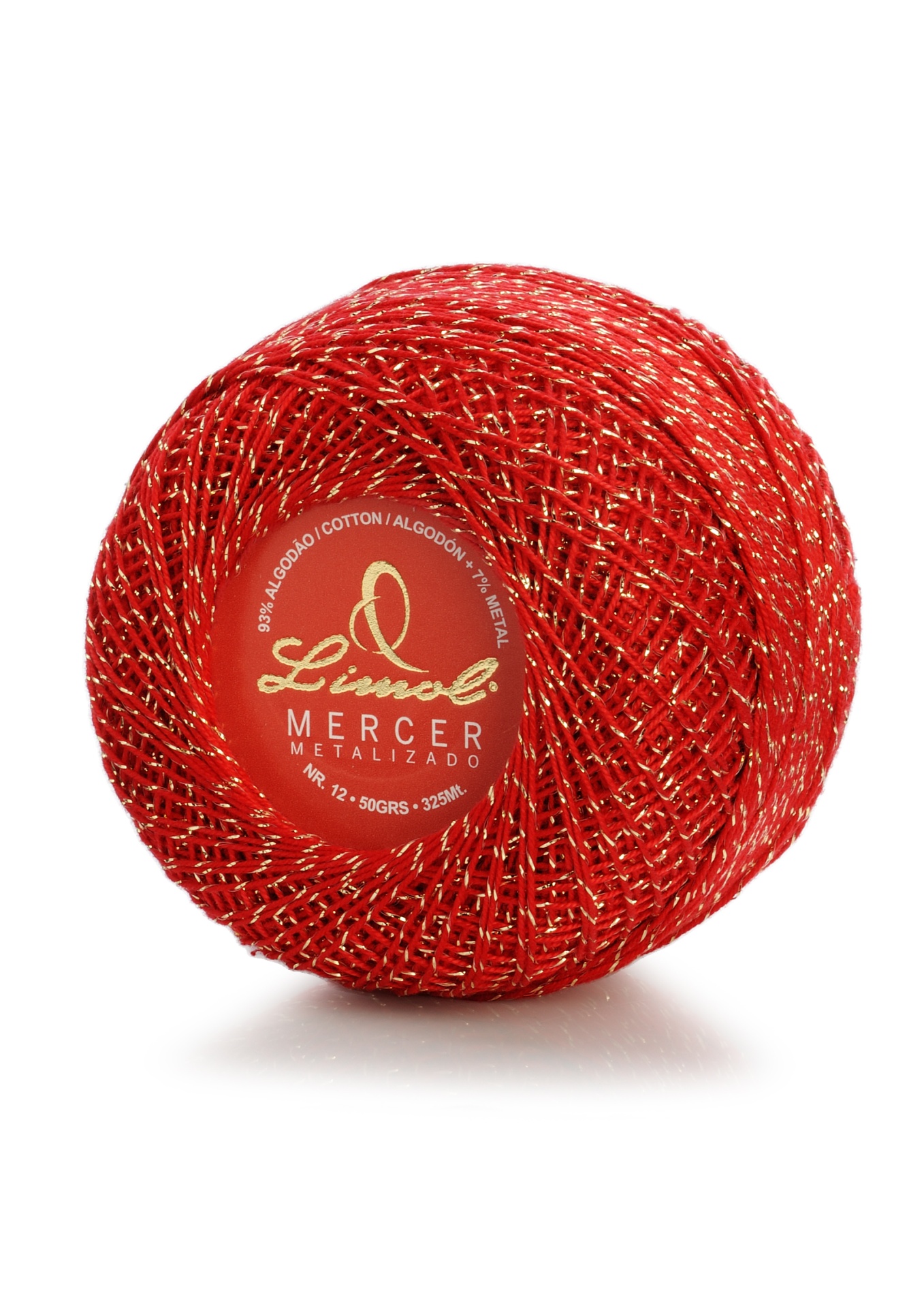 Bola de linha vermelha mercerizada com fios metálicos dourados em fundo branco