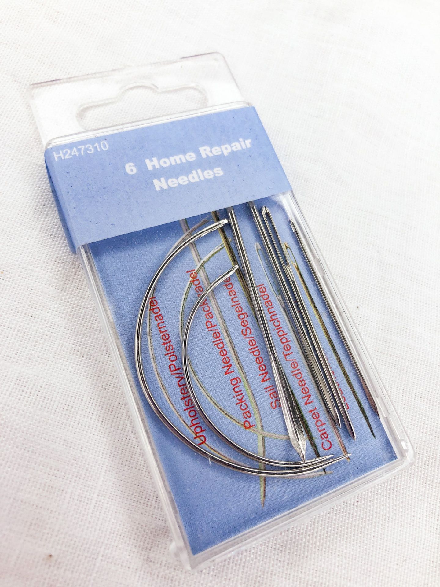 Conjunto de 6 agulhas para reparações domésticas embaladas em plástico transparente com cartela azul