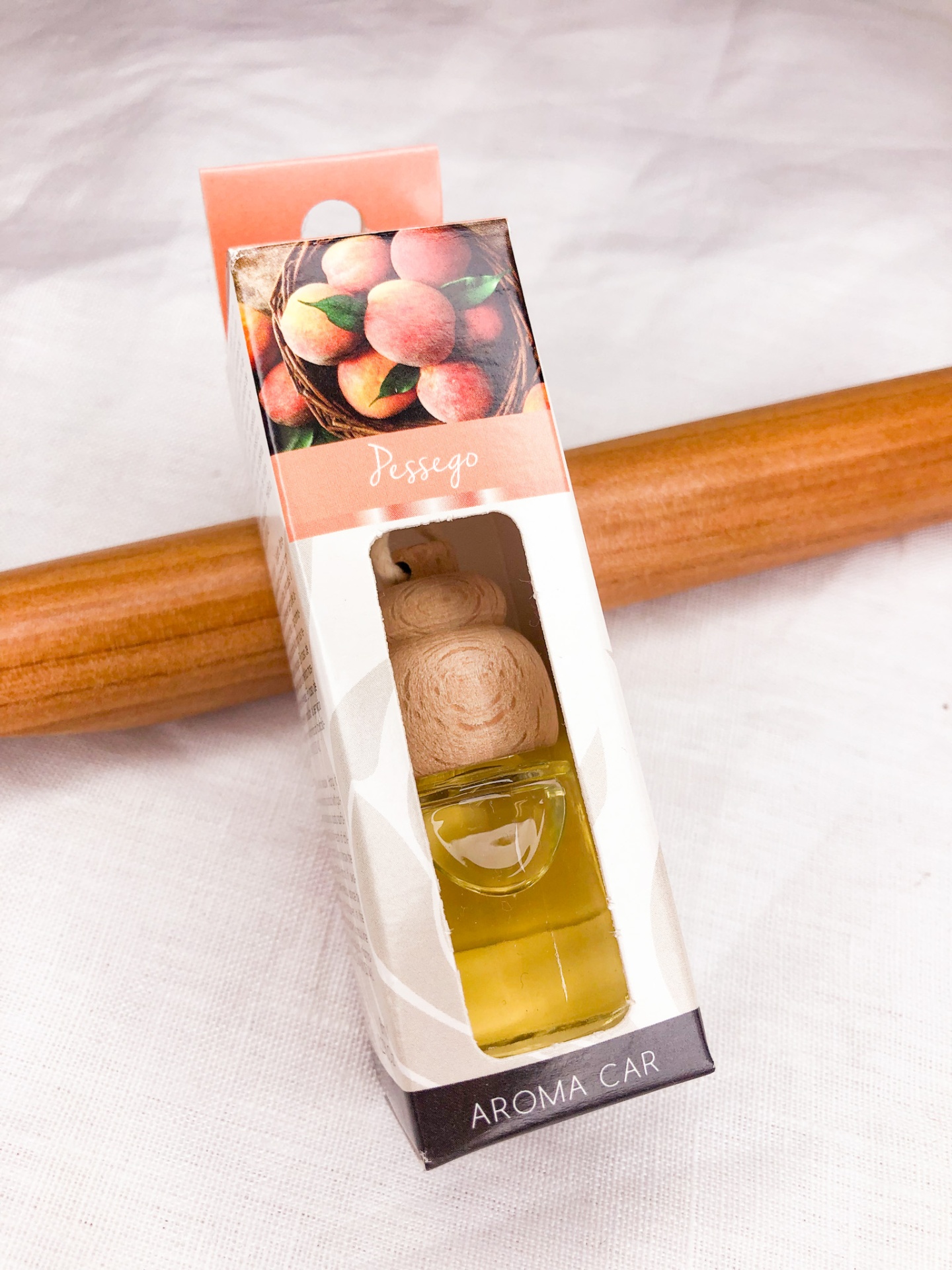 Frasco de aroma para carro sabor pêssego em embalagem branca com imagem de pêssegos