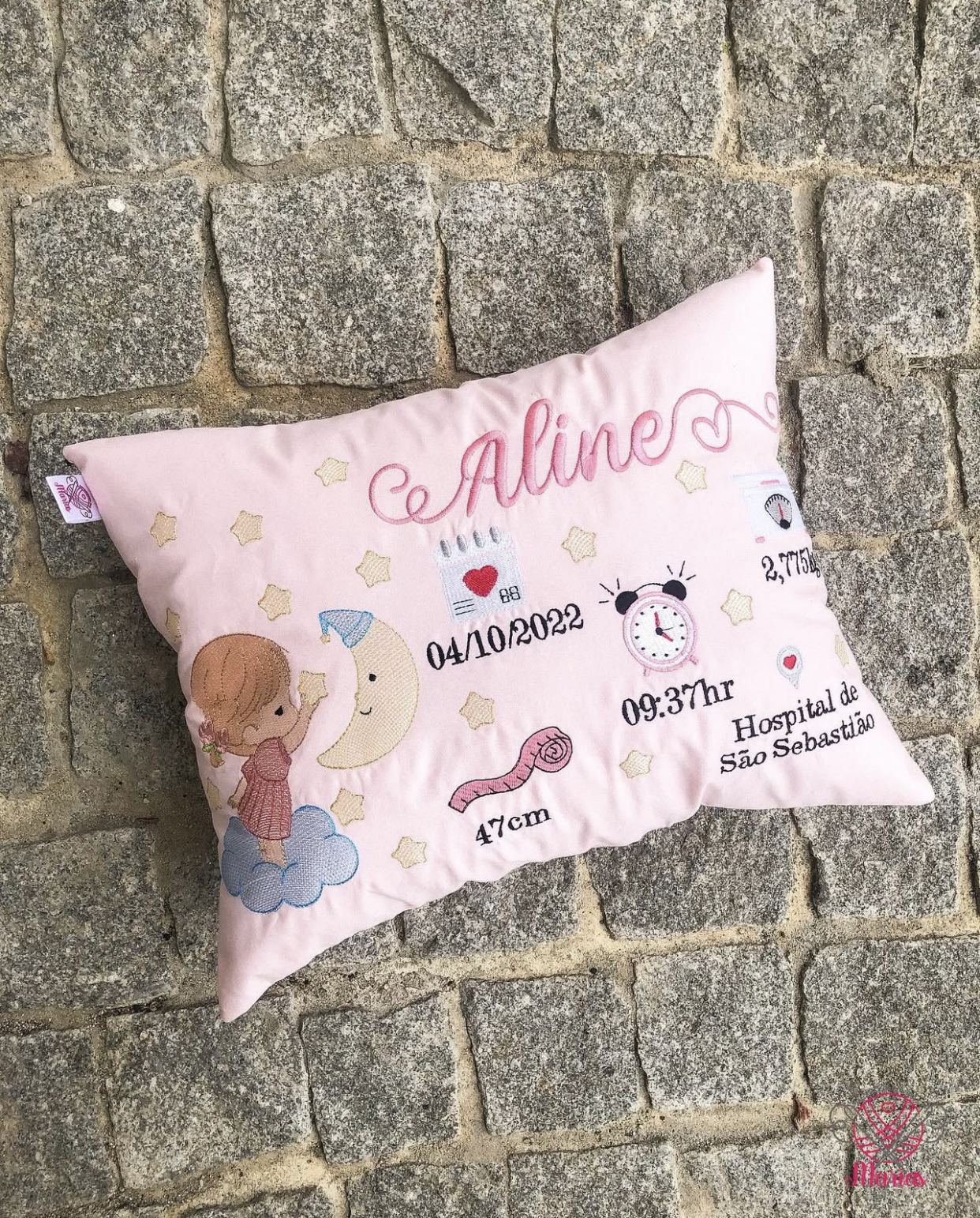 Travesseiro decorativo rosa com ilustração infantil e texto de nascimento bordado