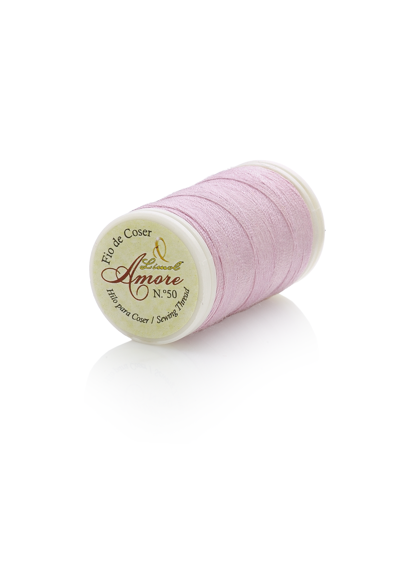 Rolo de linha para costura cor rosa claro com etiqueta branca e texto Amore N.º 50