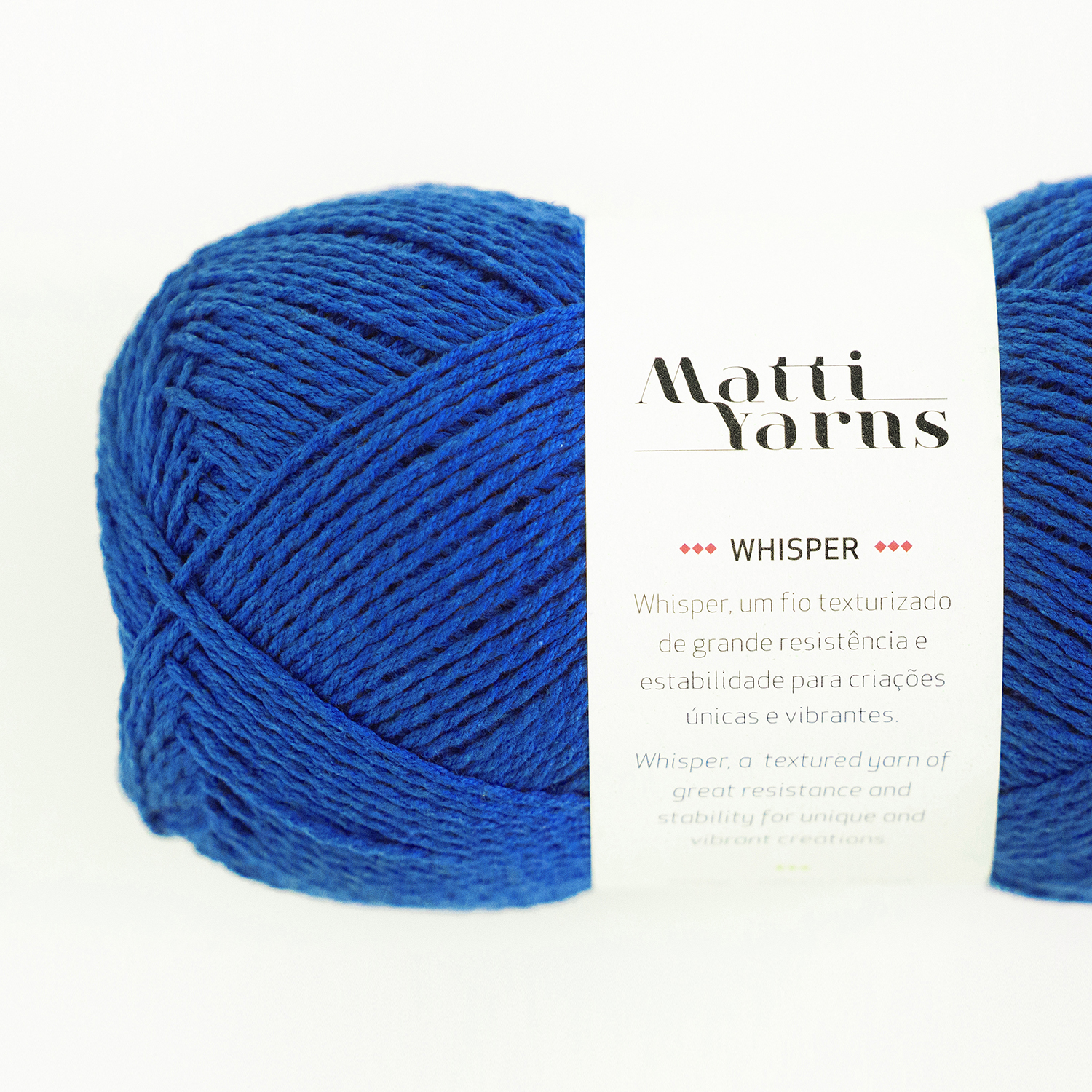 Novel de lã azul Matti Yarns Whisper com etiqueta branca detalhando características do fio