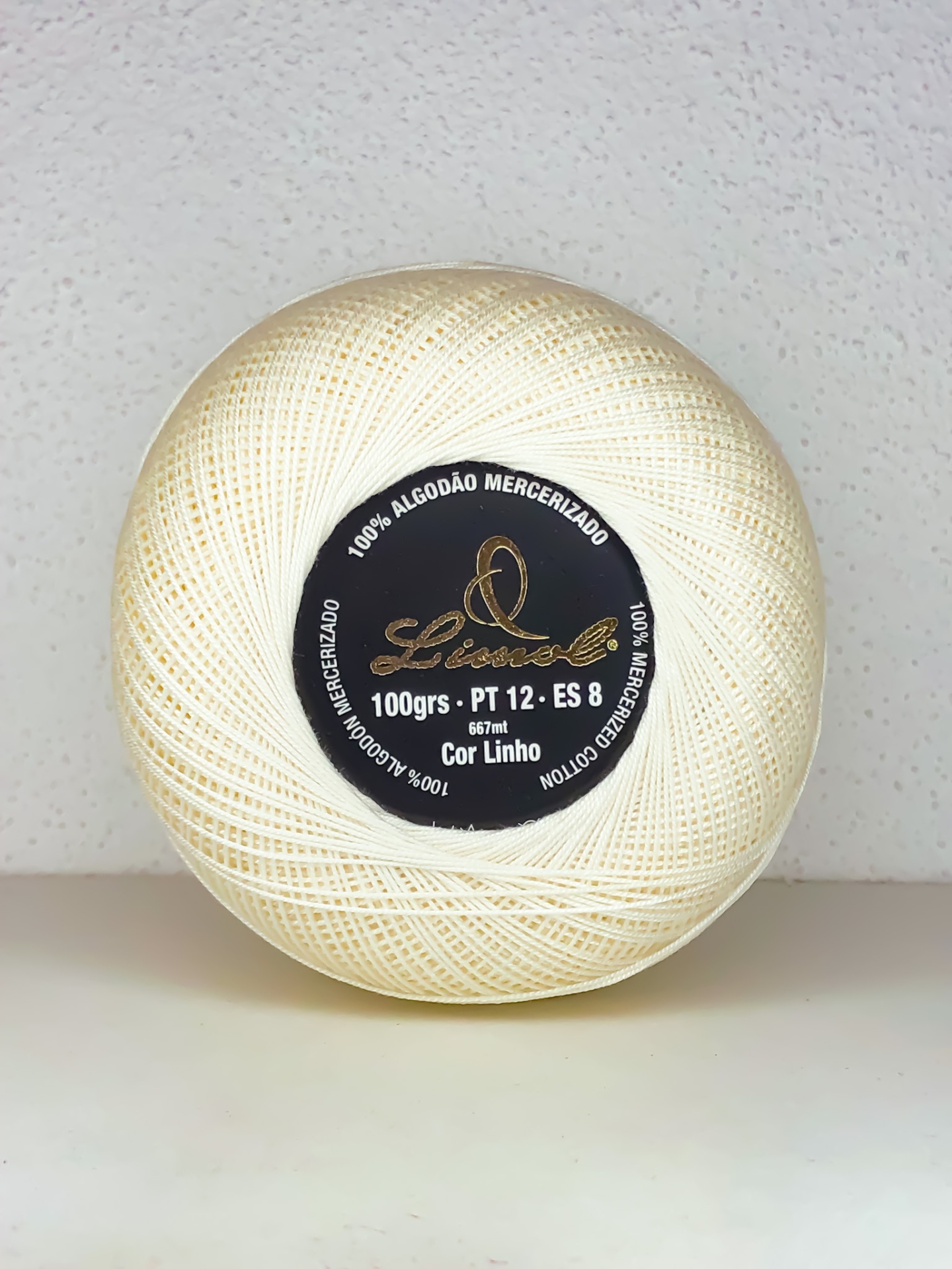 Rolo de linha de algodão mercerizado cor linho em fundo branco