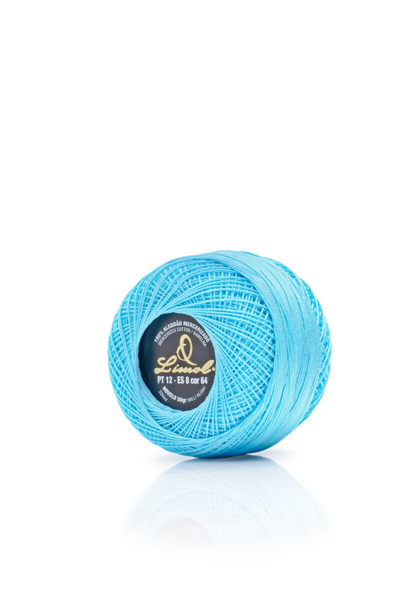 Novelo de linha azul claro com etiqueta preta