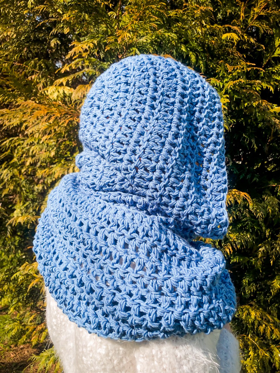 Capuz e gola azul clara em malha texturizada, ao ar livre