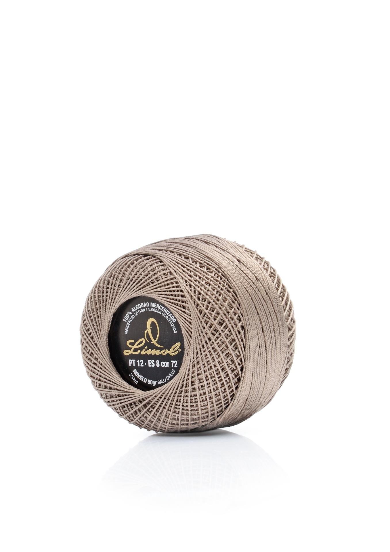 Novelo de linha bege claro Linol com etiqueta preta.