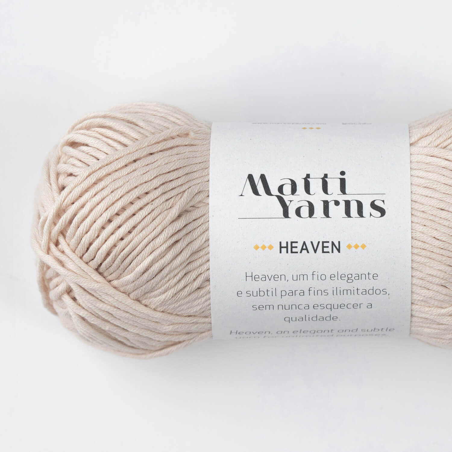 Novelo de fio bege claro com etiqueta branca Matti Yarns Heaven