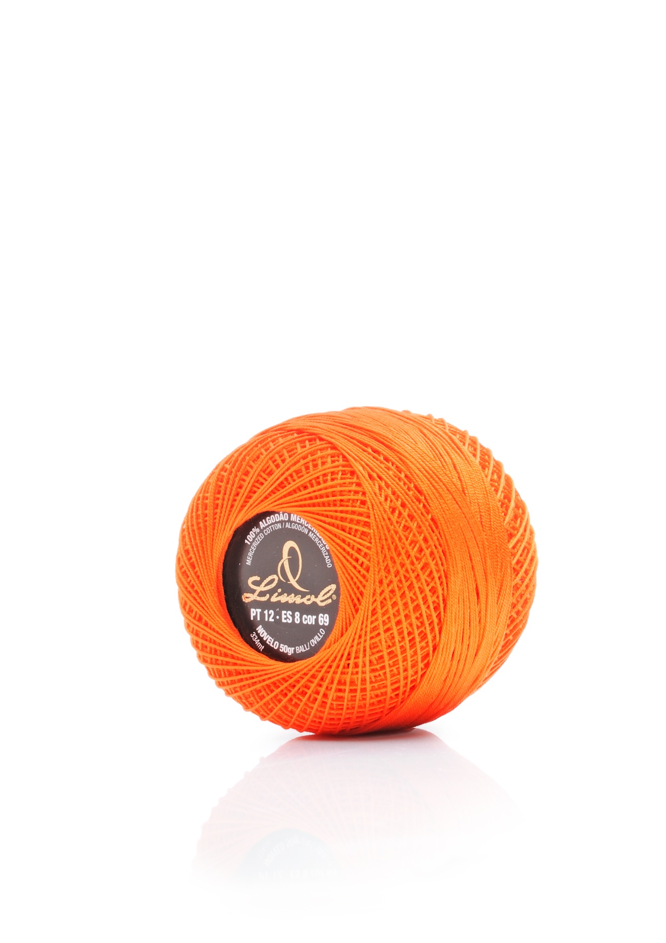 Rolo de linha de costura laranja com etiqueta preta